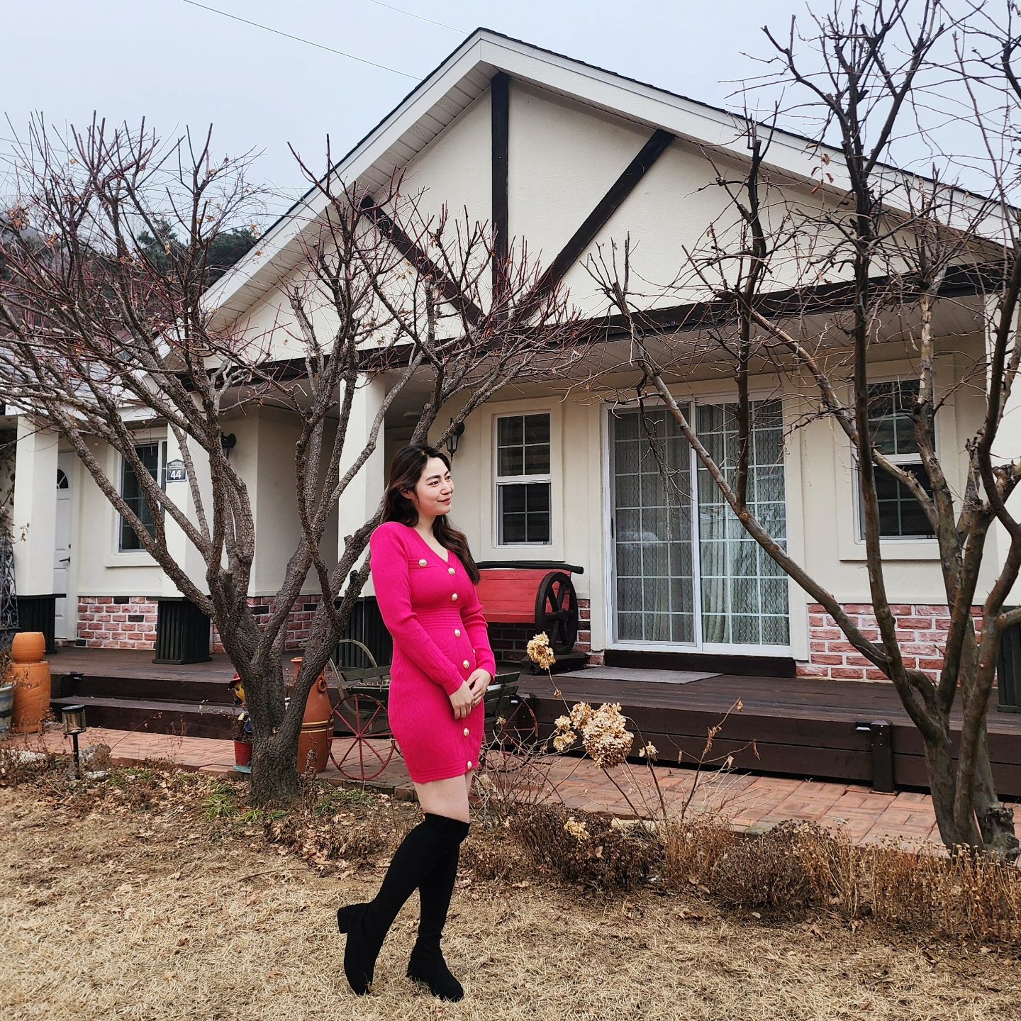 #협찬

쨍한 핫핑크 원피스 좋아💗
소재가 정말 탄탄하면서도 우아하게 느껴지는
이금채월드의 벨라 고급 우아 럭셔리 금장
브이넥 원피스,, 입어보니 너무 이쁘쟈나여!

부담스럽지 않을 정도로 딱 예쁘게 파인 브이넥에
어깨패드로 직각어깨를 연출해줘서 목선이
예쁘게 돋보여서 맘에 쏙 들어용😘
특히 허리 라인이 정말 날씬해 보이는 디자인이라
원피스 하나 잘 골랐더니 체형보정 효과
제대로 누리네요 쿄쿄

레이싱 모델 김화영님과 트로트 가수 조정민님도
이금채월드의 옷을 입었다고 해요. 연옌도 입는
브랜드라는 거!! 원가가 비싼 고급스러운 옷임에도
불구하고 마진을 거의 남기지 않으니까
질 좋은 옷을 합리적인 가격에 만날 수 있는 거겠쥬??

우아하면서 럭셔리한 금장 브이넥 원피스
하나만으로 존재감이 뚜렷해지는 느낌이쟈나💞

▶️https://smartstore.naver.com/goldcherry0/products/9573627865?NaPm=ct%3Dlrd5dnps%7Cci%3Dcheckout%7Ctr%3Dppc%7Ctrx%3Dnull%7Chk%3D074a260ff12d73b3192934afba3cebda14999cd5
_
#브이넥원피스#니트원피스#원피스코디#명품스타일
#패션그램#원피스추천#브이넥원피스#패션그램
#이금채월드#럭셔리스타일#럭셔리원피스