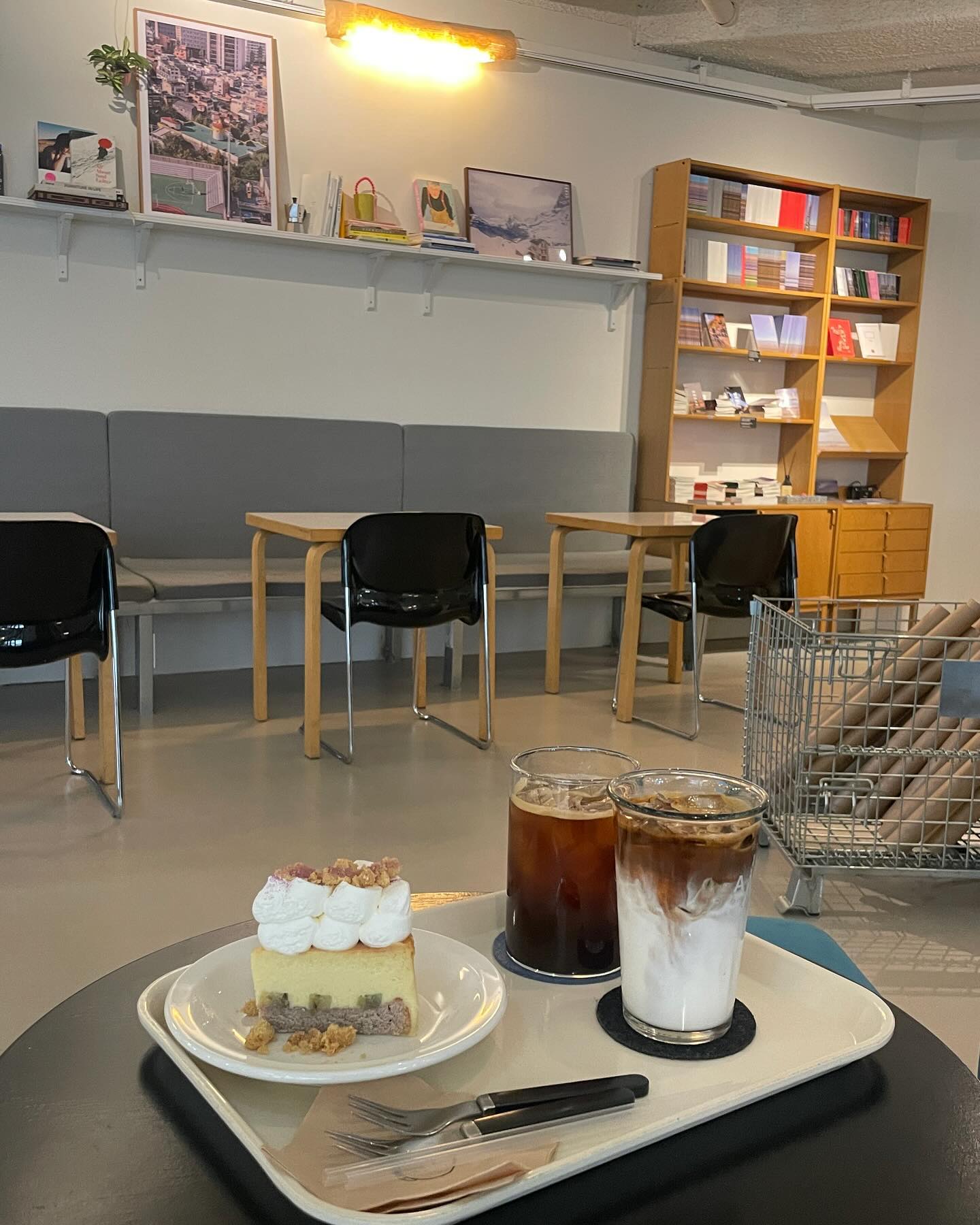 📂↵ cafe -#회기 #회기역 
 ✦ #한시십일분 2호점 1_11_ap 
 ⁺* 아아 십일분라떼 고구마치즈케이크 (⊛ 총 16800원)

• good point !
1. 넓찍한 구조와 형형색색 포인트되는 인테리어가 귀엽다 🪺
2. 음료와 다양한 디저트에 신경을 많이 쓰신듯한 ..! 특히 시그니처 11분 라떼 달달하고 정말정말 맛있다 .. ♥ 
3. 센스있고 감성넘치는 굿즈도 함께 판매하고있음 📚

• check point !
1. 🕰️ 13:00-23:00(L.O. 22:30)
2. 👩‍👩‍👦‍👦 단체이용 가능할법한 넓은 공간 
3. ☕️ 1호점은 am새벽감성, 2호점은 pm 활기찬 오후감성