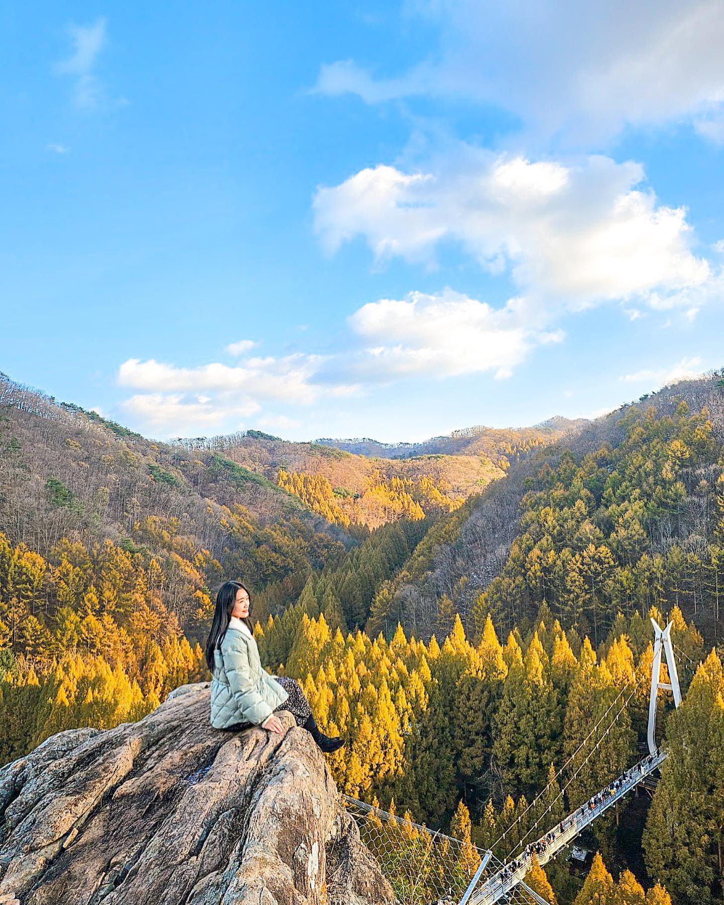 🍁아름다웠던 장태산

전날 눈이 와서 못갈까봐 걱정했는데
맑은하늘에 눈은 다 녹아서 
단풍구경하기 정말 좋았던..🧡

𖤐 메타세콰이어 나무는 11월 중순~말이 단풍절정이에요!
1️⃣2️⃣ 전망대 포토존
3️⃣~6️⃣ 나무데크존
7️⃣8️⃣ 스카이워크
9️⃣🔟 출렁다리

#장태산자연휴양림 #장태산 #장태산휴양림 
#단풍놀이 #단풍여행 #메타세콰이어 #단풍명소