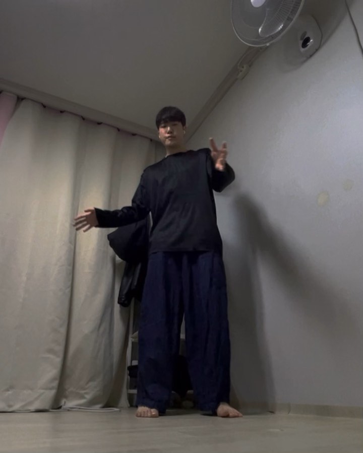 크게 느낀거는 같이 오랫동안 춤췄던 동료이자 친구는 서로 영향도 받지만 본인이 좋아하는 추구하는 연습 방식을 꾸준히 하니까 점점 느는게 보였고 , 일주일전에 봤었는데 바이브 자체가 달라져서 움직임이 엄청 좋아진 후배님 선배님 보면서 자극이 되었고 시간을 쪼개면서 연습을 꾸준히 하고 열정에 가득찬 마음으로 몸을 움직이는 이들이 있기에 진심으로 고맙게 느껴진다

#연습 #practice