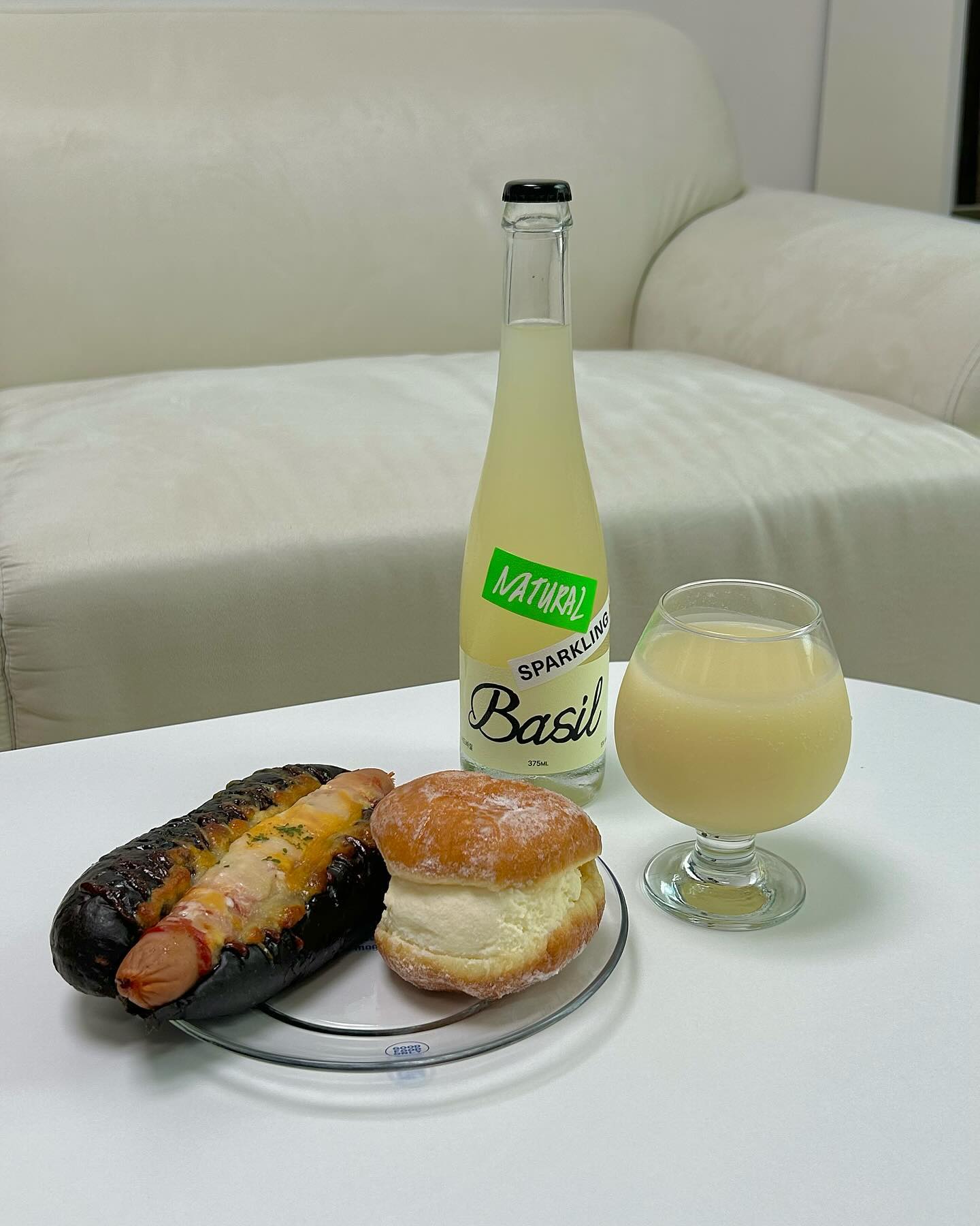#협찬 메뉴🍽️. 너드 바질 스파클링

안녕하세요! 오늘 소개할 제품은 
바질 향을 가득 담고 있는
너드 바질 스파클링입니다🥂✨

너드 바질 스파클링에 대해 소개할게요!

너드 바질 스파클링은 탁주의 편견을 
깨기 위해 만들어졌어요. 
모든 인공 첨가물이 들어가지 않고 
자연 재료로만 만들었어요. 

저는 톡 쏘는 탄산을 느끼기 위해 
얼음을 넣지 않고 마셨어요.
 
처음 한잔 딱 마셨을 때 
입안 가득 바질향이 퍼지면서
톡 쏘는 탄산을 느낄 수 있어요😆

바질로 만들어서 고기랑 잘 어울리고 
빵이랑도 잘 어울려요!

탄산과 바질의 맛을 줄이고 싶다면 얼음과 함께
마시면 딱 좋아요👍🏻

너드 바질 스파클링은 산뜻하고 바질의 맛을 
느낄 수 있어 좋고
병이 예뻐서 홈파티나 선물용으로도 
좋을 것 같아요😉

장마가 시작되면서 덥고 습해서 짜증나는 기분을
집에서 시원하면서 산뜻한 너드 바질 스파클링 
한잔 어떠신가요?✨

nerd_brew 

#너드바질스파클링 #샴걸리 #막페리뇽 #너드브루어리 #술 #술스타그램 #여름 #선물추천 #먹스타그램 #먹스타맞팔 #먹팔 #먹팔맞팔 #좋아요 #오늘뭐먹지 #일상 #먹소통