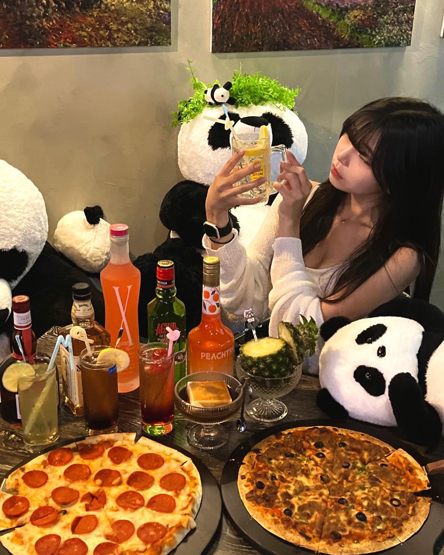 💚🐼경산 대구대 술집 “술판다”🐼💚
경산 대구대학교 앞 안주맛집 & 술맛집 술판다에 다녀왔어요~
귀여운 판다들이 가득한 포토존과 여러가지 술종류, 하이볼까지..!🍺🥂🍷🥃🍸🍹

사장님께서 안주에 진심..왕..너무 맛있어ㅠ 순두부찌개, 수비드삼겹 저의 최애랍니다💗 학교쪽에 있을 땐 많이 먹었는데 이제 졸업하고 가기 힘들어서 속상함..🥲 많이 찾아주세요🙏🏼
.
.
.
.
.
#일상 #daily #감성 #팔로우환영 #소통 #좋아요 #선팔맞팔 #좋반 #f4f #술판다 #하이볼 #하이볼맛집 #경산맛집 #경산술집 #경산술집추천 #대구대학교 #대구대 #술집추천 #안주맛집 #ootd #팔로워 #맞팔100 #맞팔  #술집은안주먹으러가는곳 #안자는사람 #좋아요테러 #좋테 #좋튀 #follow #follow4like