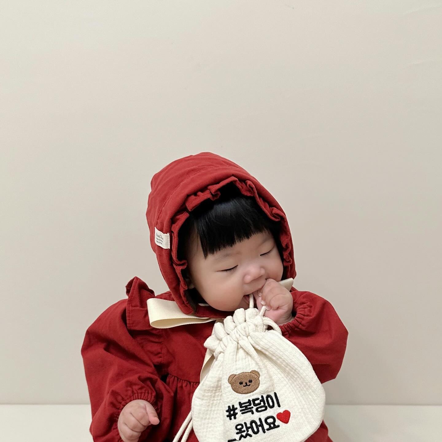 🤍귀여운 복주머니🤍

대박이의 첫 구정이 다가오고 있어요ෆ

아무래도 첫 명절이다보니 
어떻게 해야하나  고민이 많았었는데

귀여운 복주머니를 선물로 보내줬어요ෆෆ

받자마자 너무 귀여운 디자인에 한 번, 
그리고 부드러운 촉감에 한 번 반했어요

대박이도 쥐었다 폈다 하는걸 너무 좋아하더라구요 ㅎㅎ

귀여운 곰돌이 자수와 귀여운 문구까지!

이번 다가오는 명절에 얼마나 알차게 쓸지
고민이 되더라구요 ㅎㅎ

등에 메는것도 가능하고 크로스끈까지 있어서 
활용도도 넘 좋아요 언제 우리 대박이가 쑥쑥 크련지 ㅎㅎ

러블리아  피드 구경가면 진짜 예쁜 옷도 너무 많구
너무 좋더라구요 ㅎㅎ 구정때는 한복입고
예쁜 복주머니 들고 있는 대박이 기대해주세요ෆ