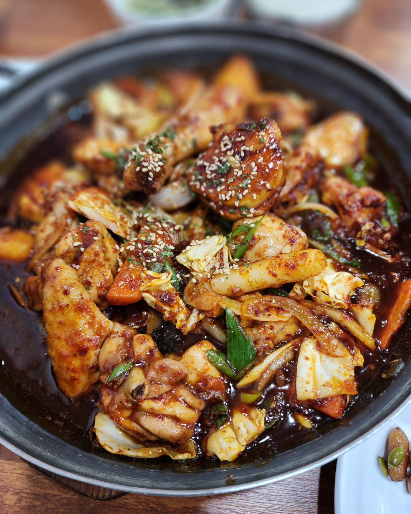 #협찬
.
더운날 저녁하기 싫어서 집밥이 생각나 찾아간 
#대연동오감만족 에서 #닭도리탕 으로 
밥도 먹고 반주도 한잔했어요. 🍺
ㆍ
여기 숨은 맛집이라 은근 
손님들이 많더라고요. 👍👍👍
메뉴도 다양하고 저번에는 점심 먹으러 왔는데 
이번에는 저녁 먹으러 왔네요. 🥘
저희는 국물없는 닭도리탕으로 주문했는데 
뽈조림도 있고 생선구이등 메뉴가 많아요. 
안주 메뉴로도 너무 괜찮은듯 하네요. 
양도 푸짐하니 너무 잘나오고 
닭도리탕은 국물이 짜박하니 
국물은 많지 않지만 달짝매콤 
너무 양념도 맛있고 닭도 잡내없이 
살코기도 많더라고요. 🍗🍗
ㆍ
밑반찬 정갈하고 밥까지 시켜 놓고 
한끼 너무 잘해결하고 
술안주로도 딱이더라고요. 🍒
너무 잘먹은 한끼였습니다.
🥣🥣🥣
.
#닭도리탕#밥집#집밥#생선구이#대연동밥집#대연동맛집#남구밥집#남구맛집#리뷰노트