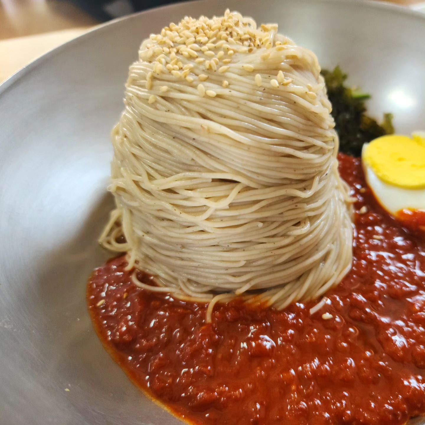 방화동 수십년 맛집 줄서서 먹는
고성막국수 집에 다녀왔어요~
막국수를 좋아하지 않아 그동안 가지 않았는데 입소문이 자자하니 안 갈 수가 없더라구요~
지금까지 먹어본 막국수 중에 제일 맛있는 집임에는 틀림없어요!!

📍고성막국수
📍주소: 서울 강서구 방화대로49길 

#방화동 고성막국수 #고성막국수 #막국수 맛집 #서울 막국수 맛집 #줄서는 식당 #수요미식회 식당 #방화동 맛집 #먹스타그램 #맞팔환영 #Kfood