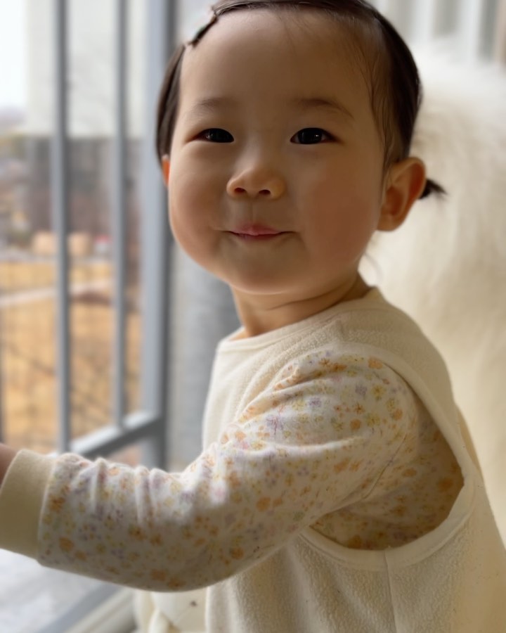 #18개월아기

👩🏻 밖에 누가 있어?
👶🏻 앙니! (언니!)

토순이 안고 창밖 구경하는 하리와 봄이💓
언니 발음 너무 귀엽다 ㅋㅋㅋ 앙니! 안니!
⠀
⠀
⠀