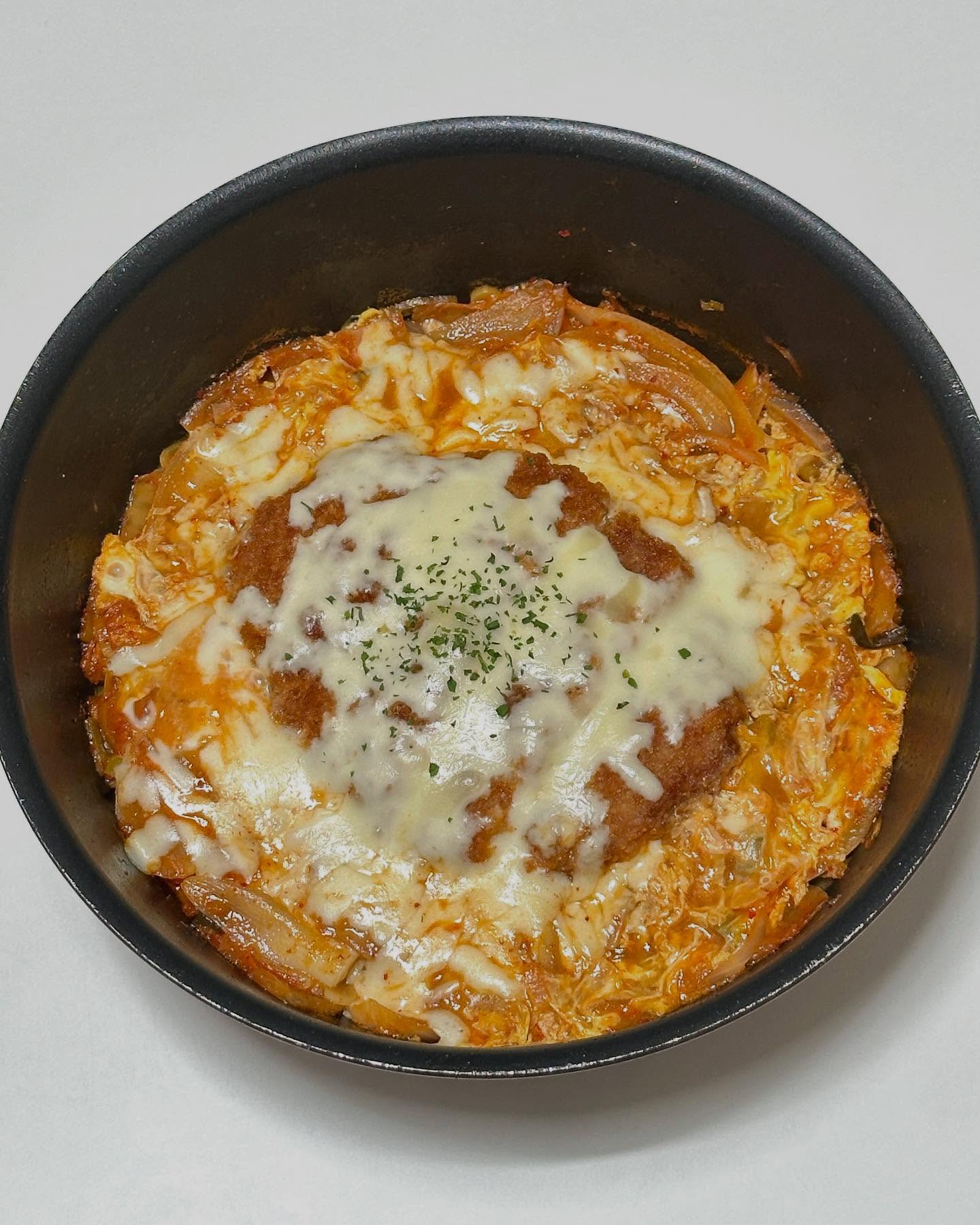 오늘의 메뉴 👉 김치치즈가츠나베

요즘 너무 추워져서 돈까스를 그냥 먹으려다가
따듯하게 국물하고 먹고 싶어서 김치 넣고 나베로 만들어봤어요😁 
치즈가 들어가서 고소하고 김치랑 돈까스 조합이 좋다보니 밥하고 너무 잘 어울렸어요😋

👉 레시피
재료 - 돈까스 1장, 김치 1컵, 양파 1/2개, 파 1/2대, 계란 1개, 물 150ml, 모짜렐라 치즈 1팩
양념 - 간장 1스푼, 굴소스 1스푼, 설탕 1스푼, 고춧가루 1스푼, 치킨스톡 1/2스푼

👉 조리과정
1️⃣
- 양파를 채 썰어주세요.
- 파를 송송 썰어주세요.
- 계란을 볼에 풀어주세요.
- 에어프라이어에 돈까스를 돌려주세요.
- 돈까스를 꺼내서 먹기 좋게 썰어주세요.

2️⃣
- 팬에 식용유를 두르고 양파, 파를 넣고 볶아주세요.
- 양파가 투명해지면 김치와 설탕을 넣고 볶아주세요.
- 물을 넣고 양념재료를 넣어주세요.
- 돈까스를 올려주고 그 위에 치즈를 뿌려주세요.
- 뚜껑을 닫아주고 치즈가 녹으면 완성🙌🙌

#김치치즈나베 #김치치즈가츠나베 #김치 #돈까스 #나베 #치즈 #가츠나베 #집밥 #집밥레시피 #간단요리 #간단레시피