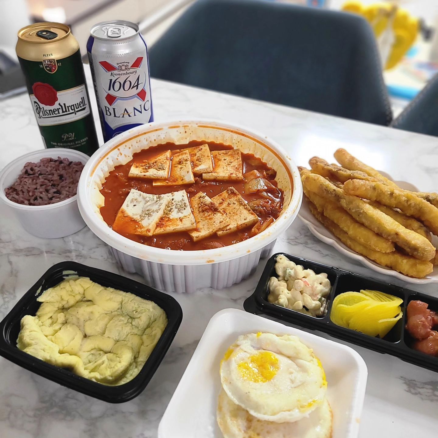 육퇴후 야식♡
한근김치찜 운서점 배달의민족.
김치찜은 돼지고기 반근 300g에 국물자작자작
신라면정도의 맵기로 주문했구,

오징어튀김은 남편 최애지만 나도좋아하고
맥주안주로도 딱이므로 무려 10개주문ㅋㅋㅋㅋ

계란후라이는 서비스, 계란찜은 리뷰이벤트♡
계란요리는 김치요리랑은 찰떡궁합이쥐머😘

올만에 김치찜의 감칠맛나는 매콤함과 짭조름함을 느꼈당ㅜㅜ
밥도둑이 따로없는 맛이었음....ㅎㅎ
김치찜도 너무 맛있었구 오징어튀김은 말모말모!!
떡볶이소스나 간장소스 없이 먹어도 맛있었다는!!
아..살빼긴 글렀나?😅

#협찬 #운서동김치찜 #운서동맛집 #영종도김치찜 #영종도맛집 #한근김치찜운서점 #배달의민족
