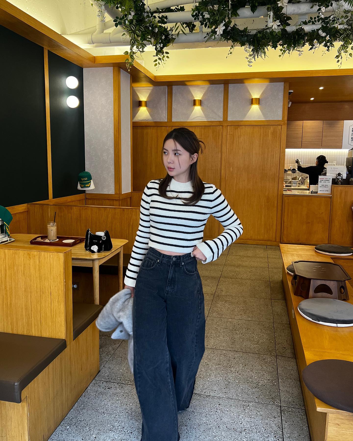 맥시와이드 핏으로 나온 절개팬츠 🧸🤎

-흑청/중청 
-S/M

*착용한 모든제품 구매 가능합니다*

쌀쌀한 날씨에 흑청 빠지면 너무 섭하죠 (?)

밑단은 봉제마무리가 아닌 컷팅처리된 데끼컷으로 네추럴한 멋을 더해주고,
허리는 잡아주며 힙라인부터 와이드하게 떨어지는 핏이 체형커버가 되용 👍🏻

밑단이 과하지 않은 사선으로 떨어지는 와이드핏으로 
롱롱한 다리로 만들어준답니다 -!

✨키큰언니들 기장감 넉넉해서 만족도 100% 보장 ✨
