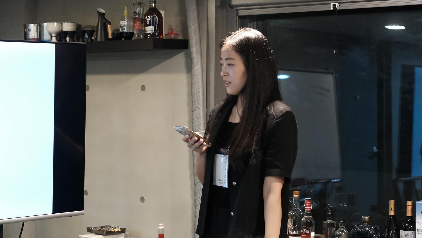 [킵코드데이-스피커 박솔지입니다.]
.
.
킵코드데이 첫번째 스피커로 발표를 했다. 호호.. 발표는 필사적으로 피하던 내가, 콘크리트에서 발표하고 받은 피드백을 킵코드데이에서 바로 적용하며 발표를 해버렸지😎
.
발표전의 떨림이 싫지 않은 떨림이었다. 그리고 킵코드데이가 끝나면서 묘하게 자신감이 생겼다. 그래서 리딩디자인 인공호흡기 뗄때쯤 강연하기로 시크리스님이랑 약속했다. 목표는 12월이다.🔥🔥(과연!!!)
.
.
사실 킵코드를 만나고 나는 정말 많이 변했다. 할 수 없는 이유와 할 수 없는 리스트가 많았던 사람이었는데, 지금은 앞으로 할 것들이 많은 사람으로 바뀌었다.🔥
사업도 도전할 것 천지가 되었다.
.
.
킵코드와 함께한 3개월, 개인적으로 많이 아팠고 많이 성장했다. 나를 있는 그대로 바라보는 게 정말 힘들었던 것 같다. 핑계 투성이인 나를 깨부수고 솔직당당한 나로 바꾸는 과정이 힘들었다. 노션에는 다 드러나다보니 노션 컨설팅이 인생 컨설팅이 되어버렸던 것이다…🥲👍🏻
.
.
하지만 덕분에, 나는 정말 짧은 시간에 몇 년 동안 해온 성장보다 훨씬 큰 성장을 했다. 그리고 여전히 진행중이다…!!
.
그래서 킵코드에 너무 감사하다..!!
앞으로도 더 솔직하고 당당한 모습으로 성장하려고 한다.
.
.
.
집중할때 왼쪽 눈썹이 갈매기마냥 올라가는게 참 희한하네.😳
.
머리는 묶고 다녀야겠다😅
.
.
.
#킵코드데이 #킵코드 #노션컨설팅 #레코더제이 recorder_jh keepcode_recorderj