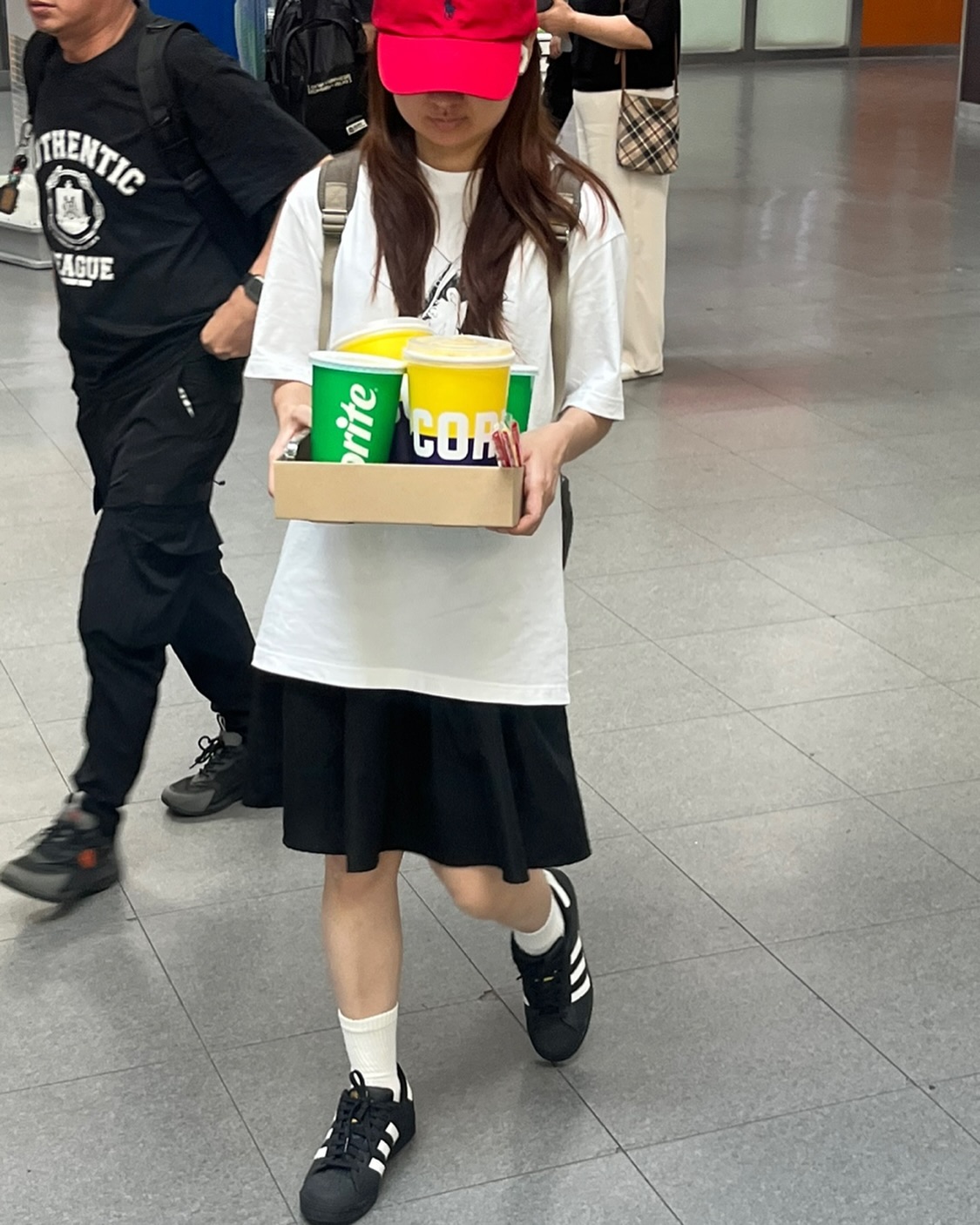 _
코난에 미쳐서 

금정역 메박 가서 팝콘 음료 두개 사서 
코난 카드 뭐시깽 받음

범계역➡️금정역➡️수원역➡️천안역 까지 들고옴 ㅋㅋㅋㅋ 

7월 중순 쯤