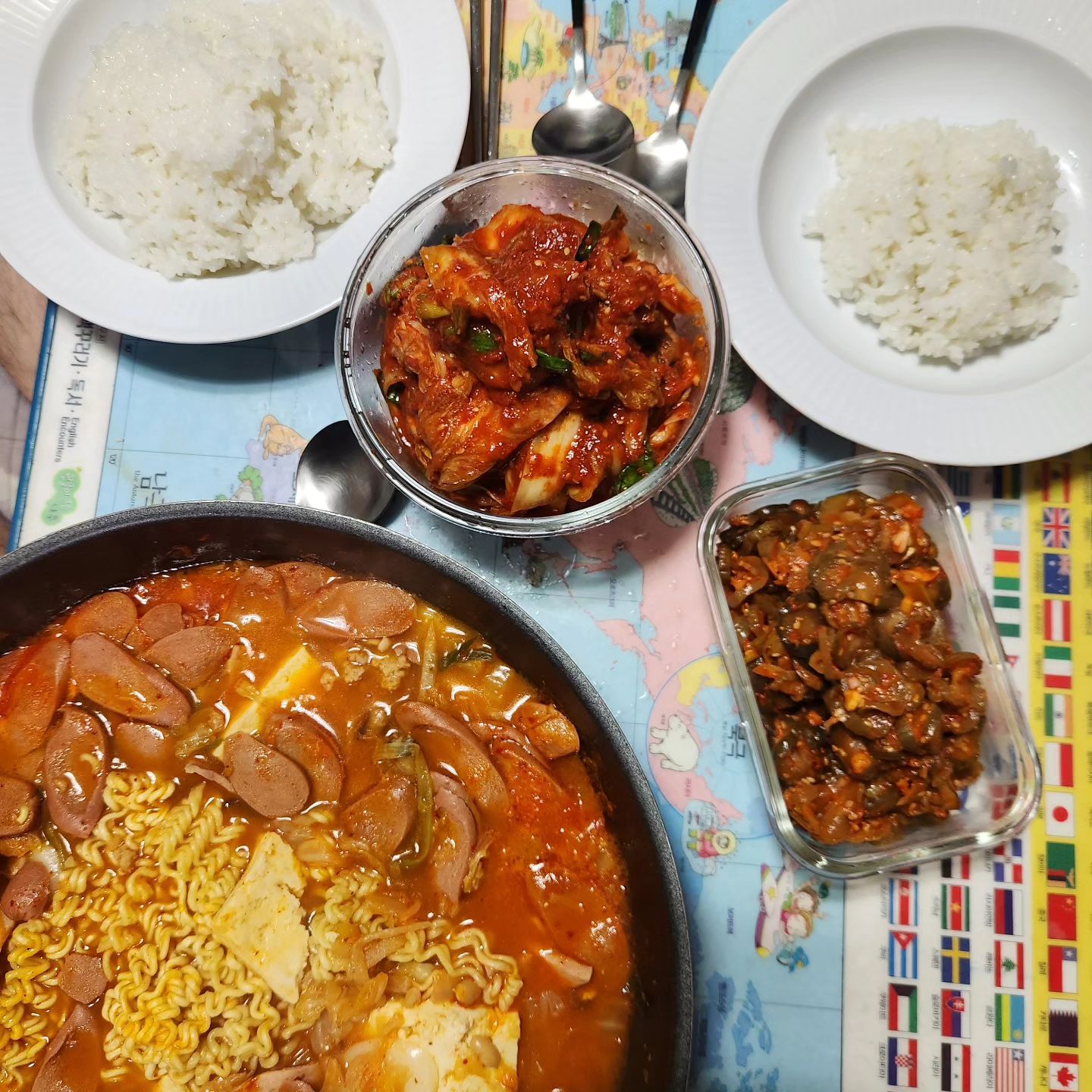 #협찬
.
.
.
오늘은 나에게는 휴일
즉 일요일 이라고 말할수있다.
오랜만에 집밥 했어요.

부대찌개도 한냄비 끓이고,
봄에 만들어 두었던 오이지 꺼내 무쳐내고
겉절이 먹고싶어 만들었어요.

청정지역으로 지정된 비무장지대(DMZ)에서 
맑은 물, 청량한 공기, 기름진 황토흙 등 청정환경에서 생산되어 품질이 매우 우수한 철원오대쌀 

미질과 밥맛을 결정짓는 천혜의 기후여건에서 생산되어 
(등숙기간의 일교차 : 평균 8~11℃) 병해충 발생이 적어 농약살포 
횟수가 적은 저농약 쌀 입니다.

철원오대쌀은 쌀알이 약간 크고 쌀알 옆구리에 
박힌 흰점 즉 복백이 두드러지는것이 외관상의 특징중 하나랍니다.

오늘 밥솥 가득 철원오대쌀 햅쌀 로 밥 했어요.
윤기가 좌르르 찰기는 또 어찌나 좋은지 흰쌀로만 밥했는데 
이건 뭐 쌀이 좋으니까 밥이 맛있는거있죠.

오늘도 울 아드님들 밥 2공기 예약했어요.ㅎ

.
.
.
#2023햅쌀 #철원오대쌀 #맛있는쌀 #맛있는쌀추천 #밥맛좋은쌀 #쌀 #강원 #철원 #철원쌀 #오대쌀 #맵쌀