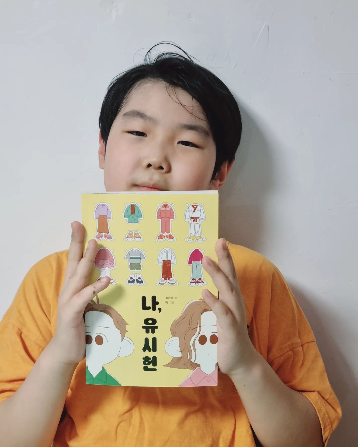 #도서협찬

📚 #나유시헌

이 책을 읽으면서 나다운게 무엇인지
다시 한번 스스로 되묻고 찾아보는
시간을 가졌던 것 같아요.

주인공인 시헌이는 남자아이지만
분홍색도 좋아하고 긴 머리도 좋아하고
춤추는 것도 좋아하는 아이에요.

그렇지만 사회가 원하는 모습 때문에
마음에 돌덩이를 하나 얹은 채
시헌이가 좋아하는 것을 바꾸려고 하죠.
그렇게 좋아하던 색도
예쁘게 길렀던 머리카락도 싹둑 자르고
남자아이들이 좋아하는 운동과 게임을 하고요.

그렇게 고민하다가 시헌이는 결국에는
나 다운 것을 선택하게 된답니다.

아마도 시헌이 또래의 친구들도
그리고 어른들도 비슷한 고민을 하는
사람들이 많을 것 같아요.
나, 유시헌 이라는 책을 통해서
타인을 위해서 나를 억지로 바꾸지 않고,
나 다운 것을 찾으면서
그것이야 말로 나의 행복 이라는 것을
알았으면 좋겠어요.

자기 긍정, 타인을 존중하는 태도를
배울 수 있는 좋은 책이랍니다.

저는 딸, 아들을 키우고 있는데요.

저희 아들도 머리에 삔도 꽂고,
인형도 좋아하고, 예쁜 색을 좋아하고,
눈물도 많은 남자아이에요.

그럴 때 어른들이
"남자애가 뭔 눈물이 그리 많냐~"
라는 말 부터 시작해서...
참 많은 이야기를 들었다죠~

어쩌면 가부장적인 사고 때문에
아이들이 주위 시선을 의식하고,
자아정체성에 혼란이 오는 것 같아요.
그럴 때 나, 유시헌을 읽으면서
아이들이 자신의 주체성과
고유성을 잃지 않고,
나 다운 것을 찾았으면 좋겠어요.

성장기 우리 아이들이
각자의 나를 존중하면서 행복하길
바라면서 이 책을 추천합니다 :)

🆃🅷🅰🅽🅺 🆈🅾🆄
junior_rhk

#주니어RHK #동화책 #동화책추천 #어린이책 #어린이동화 #자기긍정 #초등도서 #북스타그램 #책스타그램 #서평 #책서포터즈