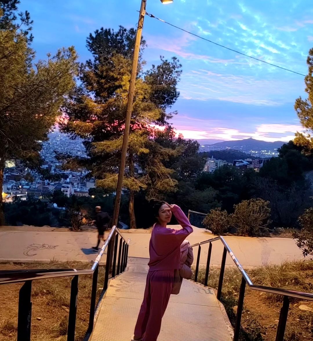 언니랑 형부따라 벙커💗
쫌만 늦게 갔으면 못 봤을 뻔
내려올때 해가 지는게 너무 
이뻐따아 ˚₊·—̳͟͞͞♥
.
.
.

 #spain #barcelona #여행 #스페인 #바르셀로나