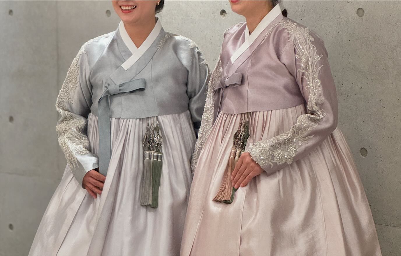 너무 어려웠던 혼주 한복 끝!
고급스러운 색감에 디자인도 예뻐서 어머님들이 넘 좋아하셨어요

다이렉트 결혼준비 카페 덕분에 페이백 할인도 가능했어요
카페에서 다양한 정보 얻어가세요
direct.wedding 

#결혼준비 #한복 #혼주한복 #한복대여 #혼주