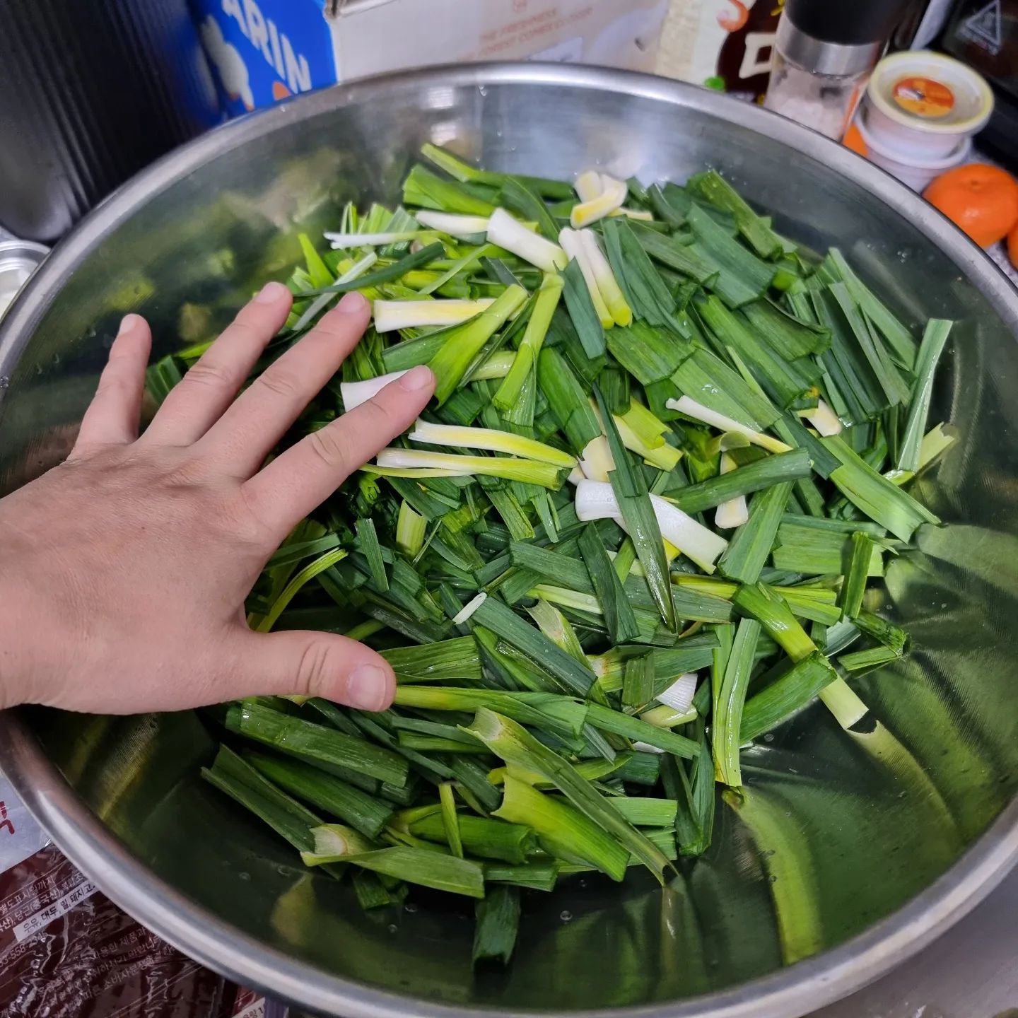 풋마늘이 ... 등장 ... 
지나치지못하는 ㅜ
결국 3단사서 룰루랄라 

저녁순대국해준다했는데 
풋마늘 다듬다  1시간훌쩍 
순대국 만들기는 10분도 안걸린사실 .... 

그래도든든하니좋다 

#풋마늘#풋마늘김치#방앗간못지나감#일만들기천재#주부놀이#일상
#요똥도할수있다 #요알못도가능