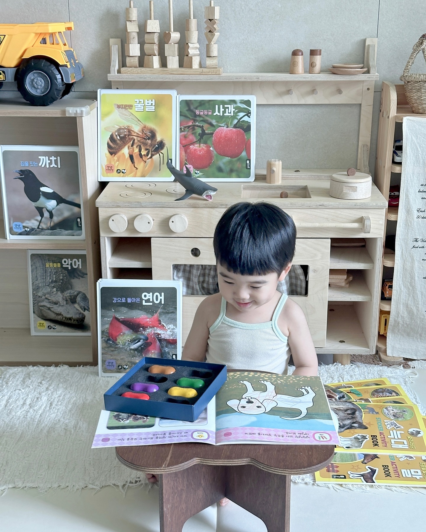 제품제공 | #블루래빗생생자연관찰전집

쭈니가 블루래빗 생생자연관찰전집을 만난지
3개월이 지났어요 ◡̎ 

둘째 케어하느라 쭈니 봐주지 못한 시간들이 많았는데
혼자서 토끼펜으로 책도 읽고 노래도 부르고
신나게 노는 모습 보면 정말 뿌듯했어요ꔛ 

🏷 bluerabbit_official_korea 

#CJ온스타일 #자연관찰 #유아전집 #블루래빗자연관찰 
#자연관찰전집 #전집추천 #자연관찰추천
#누리과정 #초등교과과정 #통합사고 #체험학습 #탐구사고력
#블루래빗 #유아전집 #국민전집 #자연관찰책 #토끼펜
#생생자연관찰 #블루래빗전집 #증강현실 #2세전집추천 #3세전집추천
#아기모델#아기키우는집#육아일상#육아소통#육아스타그램#아이와사는집#육아용품