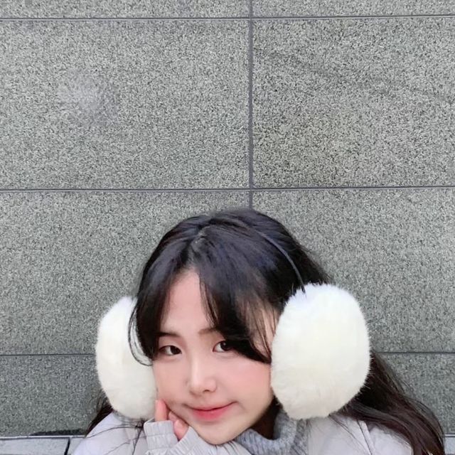문서현 on Instagram: "얼죽코트녀의 패딩 도전기 . 패딩은 안 예쁘다고 작년 겨울 코트로만 버틴 서현이가 예쁜 패딩 장만해써! . - 카라넥에 투웨이 지퍼여서 코디하기 너무 편하고 오버핏 실