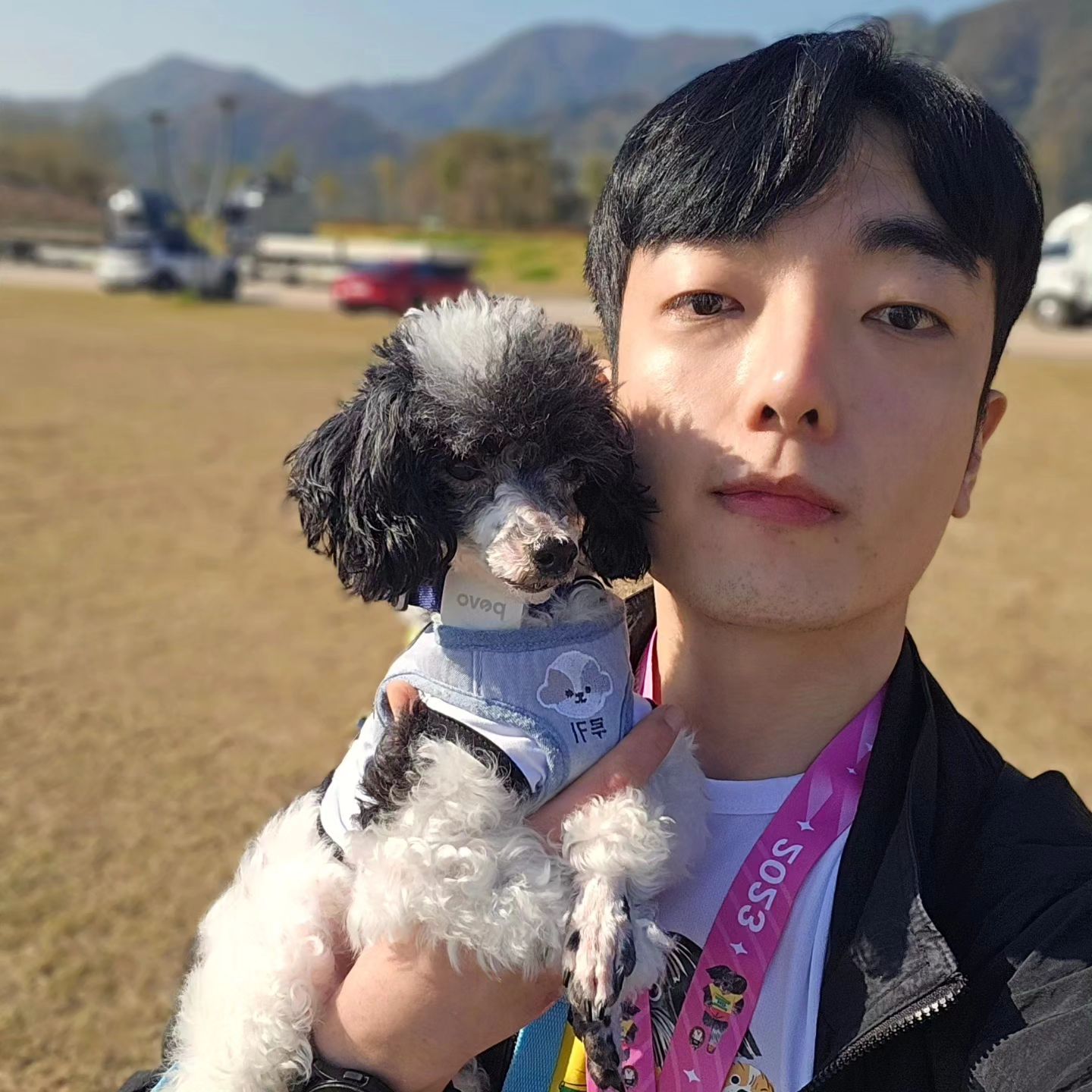 .
귀요미들 천국이라
I am 행복이에요.
But 사진 찍어준 step 대실망이에요.
강형욱 훈련사님이랑 very 사진 찍고 싶었는데
너무 dark해서 안보여요.
나 너무 good 해서
내년도 갈꺼에요.
.
#댕댕런 #댕댕런2023 #강형욱 #개통령 #자라섬 #🏃‍♂️