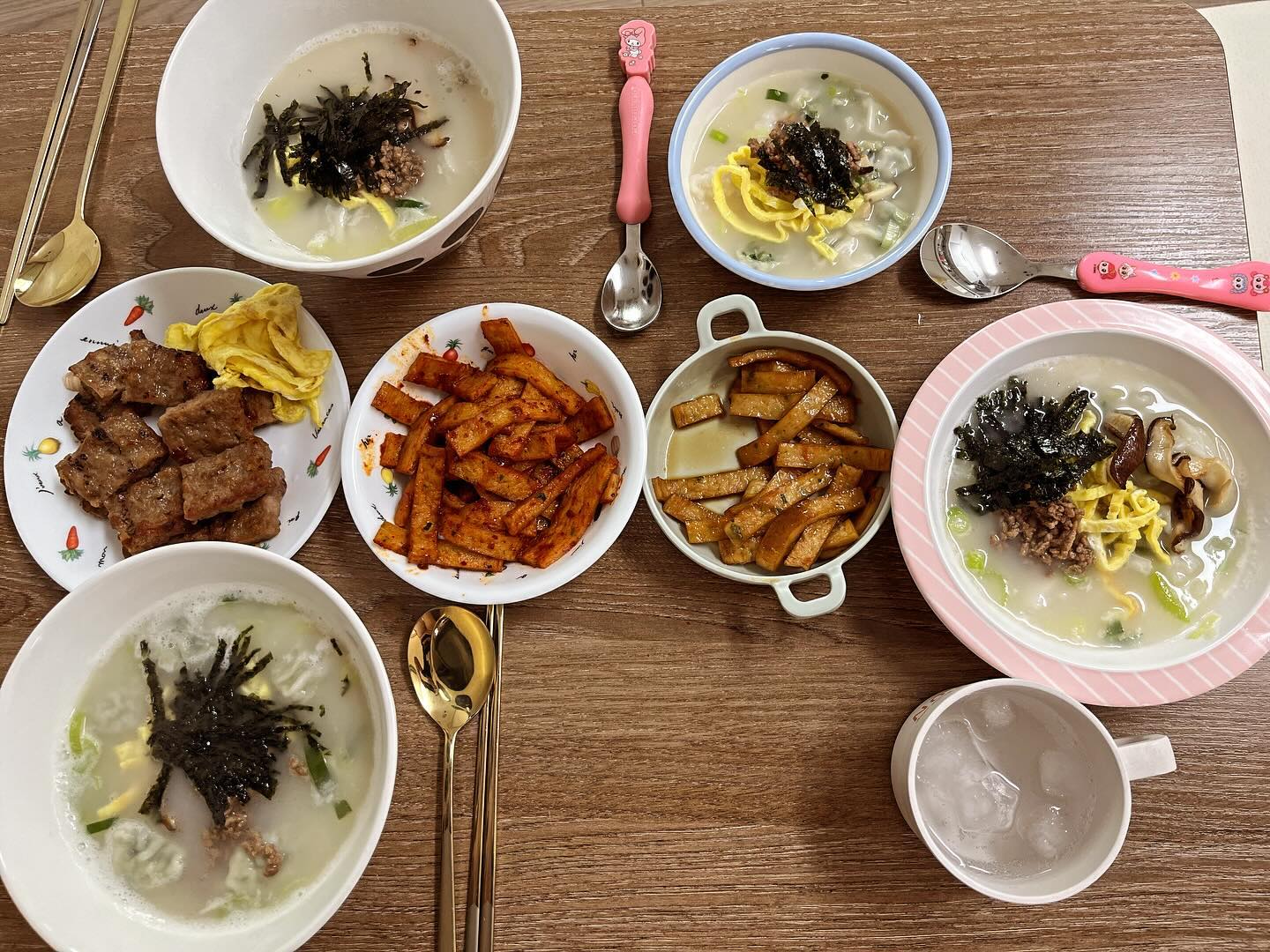 2024년 새해 떡국🍲🍴 한살 더먹는건……ㅠㅠ🥺ㅋㅋㅋㅋㅋ 우리 넷 2024년도 화이팅🙌🏻🫶🏻🩷❤️🧡💛💚🩵💙💜🖤🩶🤍🤎해삐
#새해 #2024 #떡국 #우리넷 #새해복많이받으세요 #해삐 #행복한한해되길❤️ #1월1일 #시작 #화이팅