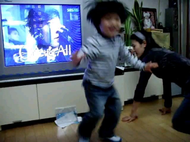 🎂2008년
오늘은 큰 아들 인혁이의 생일
생일날마다 전지훈련중이라
엄마가 미역국도 못 끓여줬었지
그래도 수수팥떡은 10살까지 만들어줬었다ㅋ
이번해에는 군대에 있어서 미역국도 못 먹었겠네
영상은 5살 생일날♡할머니,할아버지,고모 총 동원
진짜 넌 가만히 있던 적이 없었어ㅎㅎ
인혁아 생일 축하해^^
혹시 오늘 군대밥에 미역국 안나왔니???

#배인혁 #5살생일 #가만히안있는아이 #우리의비타민