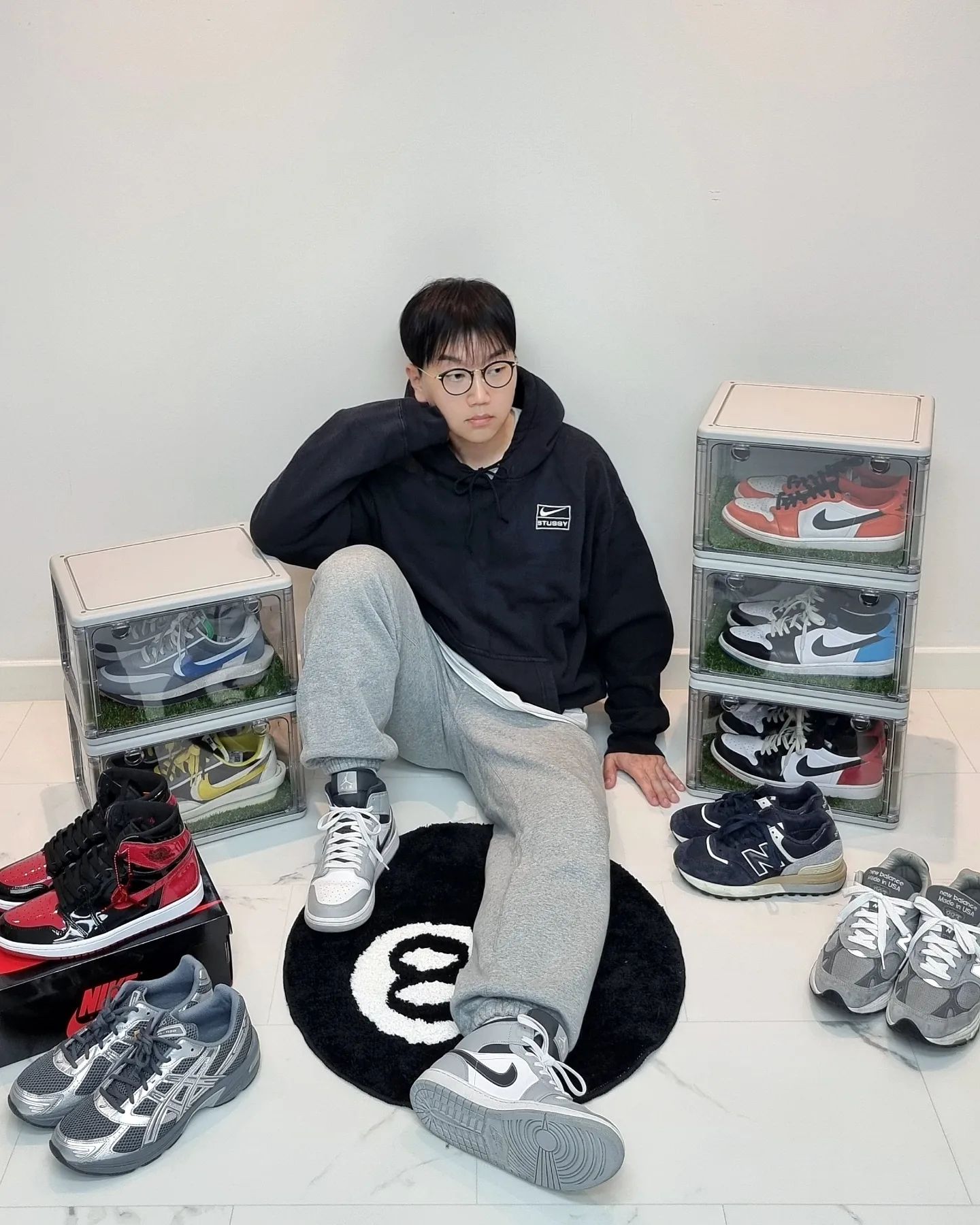 #협찬

오늘은 집에서 편하게 입고
집구석 촬영 ㅋ

소중한 신발 소중하게 보관하세요

사실 다른 슈케이스가 집에 여러개 있어서
단점에 대해 불만이 있었는데요
자석으로 전면도어를 열고 닫으면서 
열었을때 도어가 뚝 떨어져 불편하고
자석힘이 떨어지면서 고정도 잘 안되더라구요

이번에 제공받은 반함매니아박스는
조립부터 너무 쉽고
자석 없이 자체적으로 도어 홀딩이 가능하며
전면도어를 열었을때 천천히 부드럽게
스르륵 오픈이 되는게 너무 맘에 드네요

신발 뿐만 아니라
가방이나 다른 아이템도 수납 가능 하고
거기다 어디든 어울리는 모던 심플한 디자인까지
집안 인테리어에도 좋아요

📌 자외선 차단 최대 94% !
📌 송풍구 도입으로 탈취, 습기 관리
📌 항균력 99.9%의 아크쉘 소재 사용
📌 안정감있는 적재 가능

슈케이스 쓰시거나 필요하신 분들에게 추천 드려요

#협찬 #원웨이반함 #반함매니아박스 #슈박스 #슈케이스