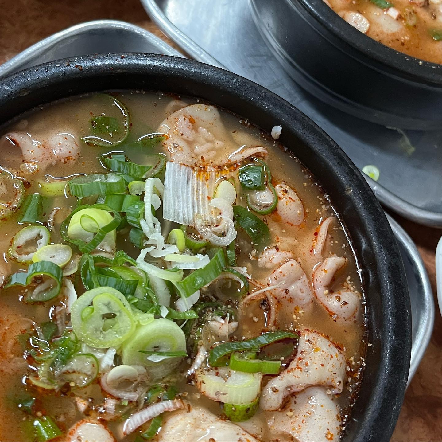 #화목순대국 #내돈내산 

📍위치 - 서울 영등포구 여의대방로 383 1F (경도상가 1층)

📍가격 - 순대국 9000원 

유재석 님과 성시경 님이 다녀가신 여의도 맛집이라고 해서 먹어보았습니다! 맛집답게 웨이팅은 기본이었고요 시간 맞춰서 가니까 30분 정도 기다렸습니다~ 일단 국물은 얼큰<담백하다는 느낌이 들었습니다. 그리고 곱창 양이 많아서 곱창 러버에겐 매우 만족 한 식당이었습니다. 요즘 물가에 이 가격에 이 정도 양이면 
말뭐말뭐,, 재방문 의사 926259%

#여의도 #여의도맛집 #순대국밥 #국밥 #곱창 #맛집 #서울맛집 #화목순대국여의도 #내돈내산 #유재석맛집 #성시경맛집 #내장탕 #순댓국 #한강맛집 #맞팔 #먹팔 #맛스타그램 #먹방스타그램 #좋아요반사 #좋튀 #리뷰 #맛집리뷰 #맛집투어 #서울