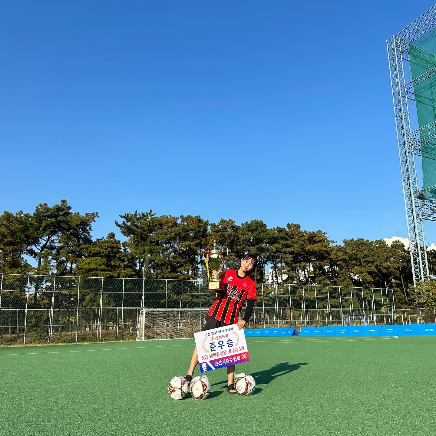 오랜만에 풋살대회⚽️
대회나오는곳마다 준우승이네🥲
진짜 너무 마음이아프지만 그래도 행복토라🩷🩵🩷🩵
#안산 #풋살 #풋살대회 #준우승 #⚽️