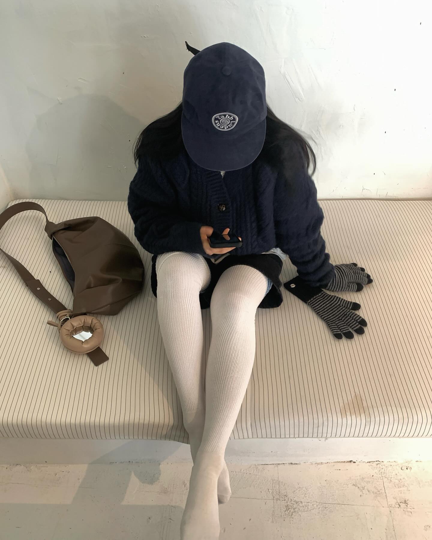 맨다리에 반바지 부츠가 신고 싶었지만,
에라 모르겠다 추워서 aa삭스 골반까지 끌어 올려!

#21selca