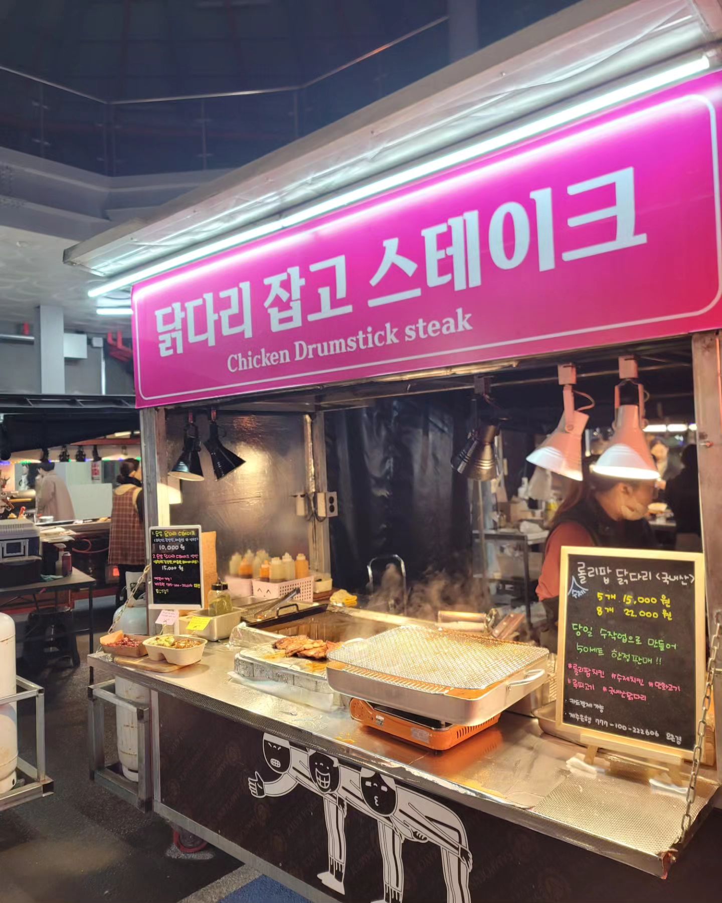 사장님 애기들 주려고...빼놓으셨다던 닭다리 
아가들미안...이모가 어제아니면 제주도 언제올지몰라서...
너네걸뺏어버렸어 미안해...😭😭😭
근데...이거먹으러 제주도 또 올 것 같아... 
하 100개줘도 100개다먹을수있을듯, ㅠㅠ 사장님 
감사해요!!!! 
오래오래 그자리에서 아니!! 더 잘되셔서 가게를 내세요!! 체인점을 내어주세요!!!😍😍😍😍😍 

#올레시장 #올레야시장 #올레54번가야시장 #닭다리잡고스테이크  #제주 #JEJU #엄마와딸 #엄마사랑해 #motherdaughter #family #travel #trip #여행 #여행에미치다 #떠나자 #너무좋아 #롤리팝닭다리