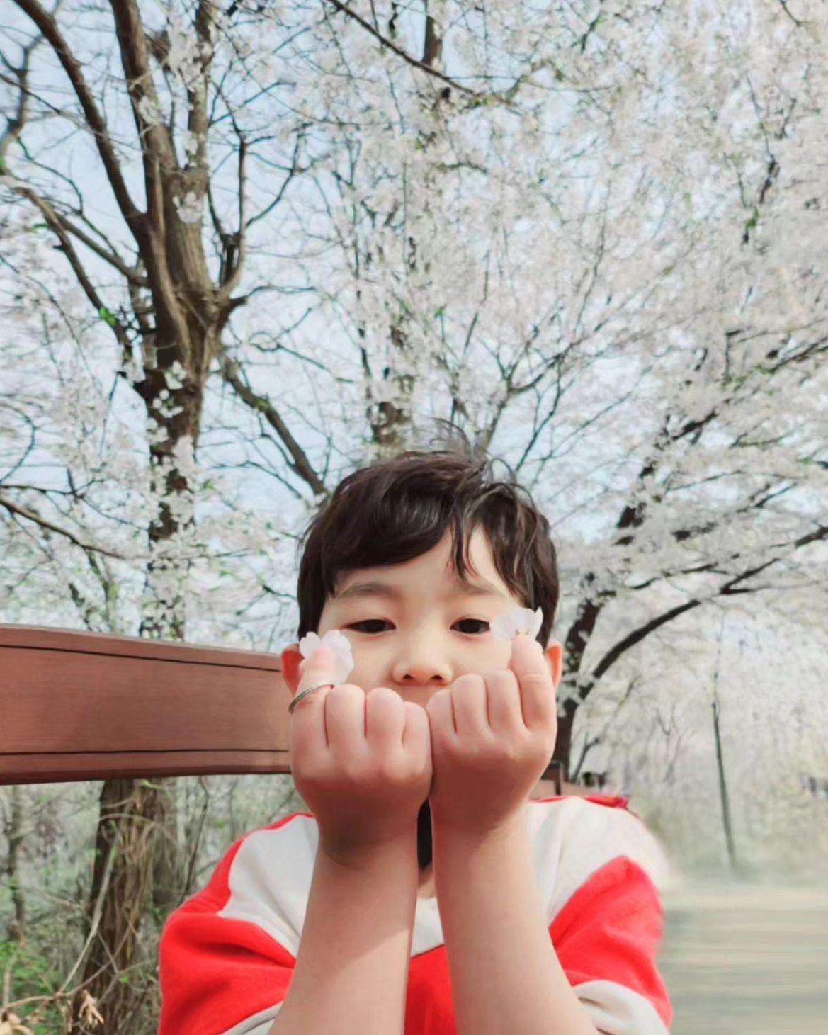 #벚꽃축제 
.
.
.
.
🌸
꽃보러 갔다가
사람 구경...😂
.
.
예쁘긴 참 예뻤는데...
.
사람이 너모 많아서
건진 사진이 음씀...🥲
.
.
달만 실컷 밀고 왔다...
근데 왜 미는거...?
.
.
태권도 형님들 공연
보여주느냐고 안아주다
팔 나감 엔딩...😇😇
.
.
#벚꽃구경 
#사진실패
#꽃놀이그램
#벚꽃동산