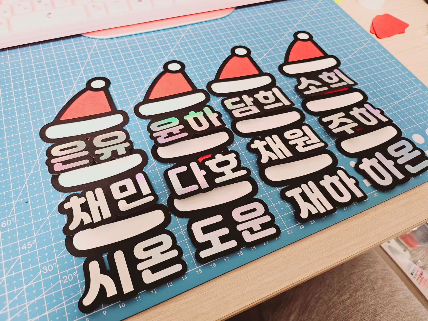 클스마스 느낌나는 미니토퍼♡
머리핀으로 변신할 예정이랍니다^-^

ㅡㅡㅡㅡㅡㅡㅡㅡㅡㅡㅡㅡㅡㅡㅡ

🌸정성 듬뿍 담아
제작해 드리는 핸드메이드샵
'주주씨공작소'입니다.

🌈빠른구매는
네이버 스마트스토어 [주주씨공작소]
 클릭💖 
https://naver.me/GHVLrVSC

🌈상담 및 문의는 카카오채널
[주주씨공작소]로
연락 부탁드립니다. 

<<인스타그램 클릭>>
🙏made.joojoo_c

🌸원하는문구, 디자인으로 맞춤 제작가능
🌸주문은 행사일기준 7일전 여유있게 부탁드립니다
🌸핸드메이드상품 특성상 주문 후 취소/환불 불가.
🌸부천지역 픽업(방문수령)가능
🌸5만원 이상 무료배송