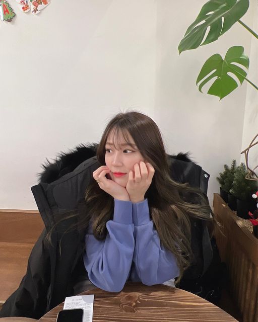 사랑해서 여행하는, ෆ응둥커플ෆ on Instagram: "#협찬리뷰 

[ 배곧 #구십도씨 ]

주소 - 경기 시흥시 서울대학로264번길 7

📌주차공간 넓음
📌11:00 - 23:30 영업시간 
  라스트오더 23:15
📌반려동물동반가능
📌지역화폐(지류,카드,모바일)

구십도씨는 2018년도에 탄생했다고해요!
삿포로 조잔케이 온천들 즐기다가 
구십도씨 로고 아이디어를 얻었다고해요!

구십도씨의 뜻은 에스프레소를 추출하고 
가장 에스프레소의 본연의 맛을 살릴 수 있는
온도가 구십도씨라해서 그렇게 지어졌다네요!👍

💛 카페가 아기자기해서 진짜 너무 좋더라구요
  거기다가 브라운계열의 내부는 제 맘에 쏙
  들었습니다!!! 크로플 맛집으로 유명한데 
  분위기로도 맛집 하셔야 할 거 같아요!!! 💛

#사진스팟 이 너무 많아서 올릴 사진도 굉장히
많은데 적당히 추려서 올린부분이에요!!!

#구십도씨#배곧카페#배곧크로플#배곧와플#배곧빙수"