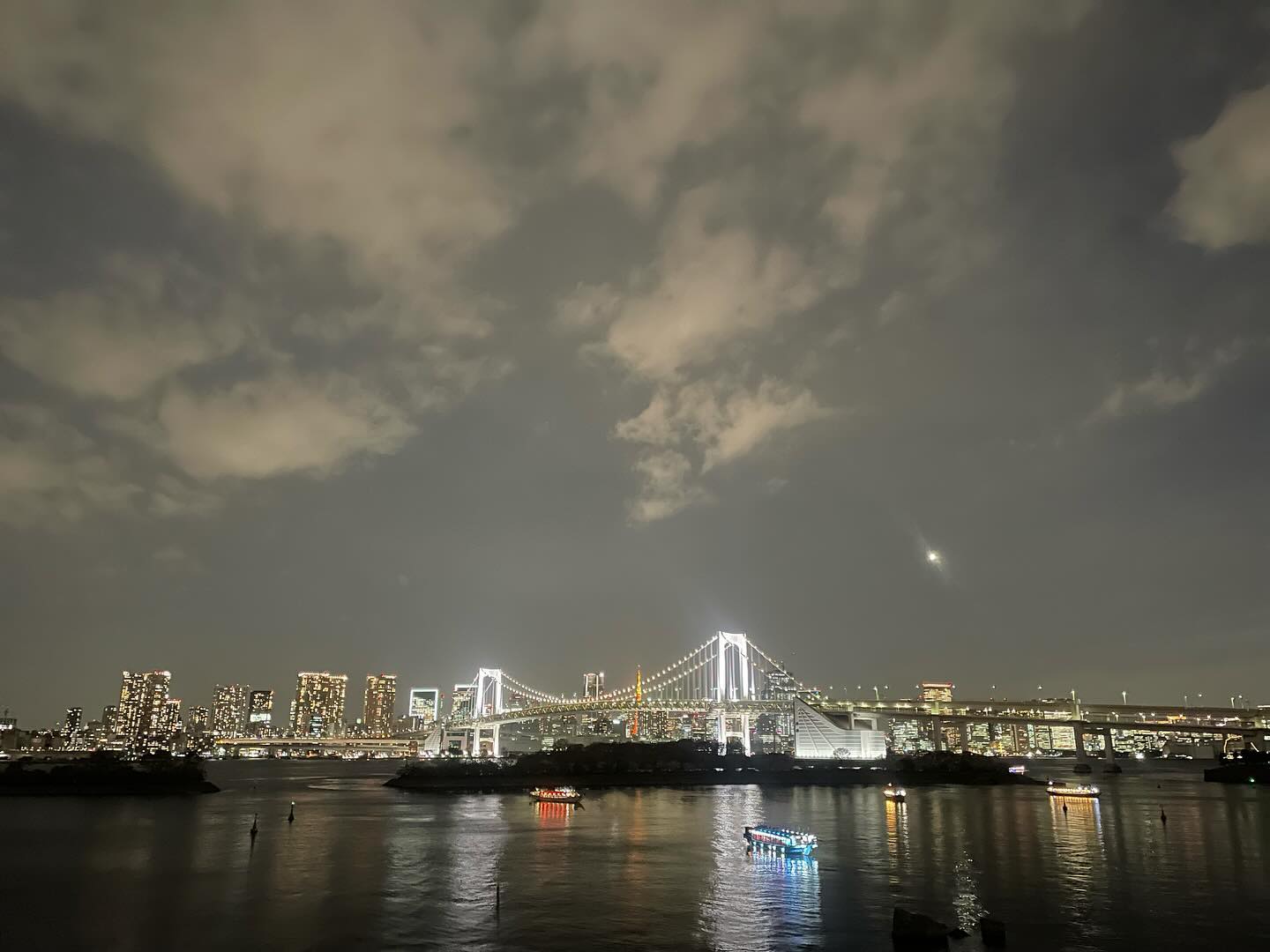 지금까지 봤던 모든 것들이
사진에 담기지 않는게 아쉽군
.
.
.
#도쿄 #오다이바
#왕건담 #자유의여신상
#레인보우브릿지라고했는데