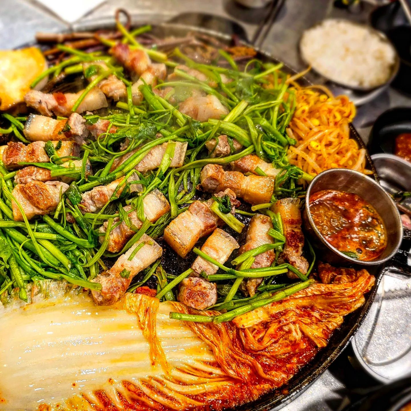 .
📍신돈

제주흑돼지 오겹살 - 32,000

가산 햇빛촌순대국 전골먹으러 갔는데 재료소진이라 못먹고
어딜갈까 한~참을 돌아다니다가 그냥 눈앞에있는 고깃집에 들어온건데 맛집이였음!!!!!👍👍

까망털이 박혀있어서 비쥬얼적으론 놀랐지만 찐 흑돼지인거 인증

사장님께서 고기도 구워주시고
서비스로 나온 김치찌개..도른녀석이였음..
얼큰하면서도 깊은 맛이나는게 느끼함도 잡아주고 
밥도둑이 따로없음❤️

한 병이 두 병이되고 서비스라며 껍데기까지 주시는데 
어떻게 한 병을 더 안마셔??
ㅋㅋㅋㅋㅋㅋㅋㅋㄱ
볶음밥을 못먹은게 매우아쉽..
.
.
.
.
#가산동맛집#가산맛집 #가디맛집 #가디맛집추천 
#신돈 #제주흑돼지 #흑돼지맛집 #미나리삼겹살 #먹그램 #술스타