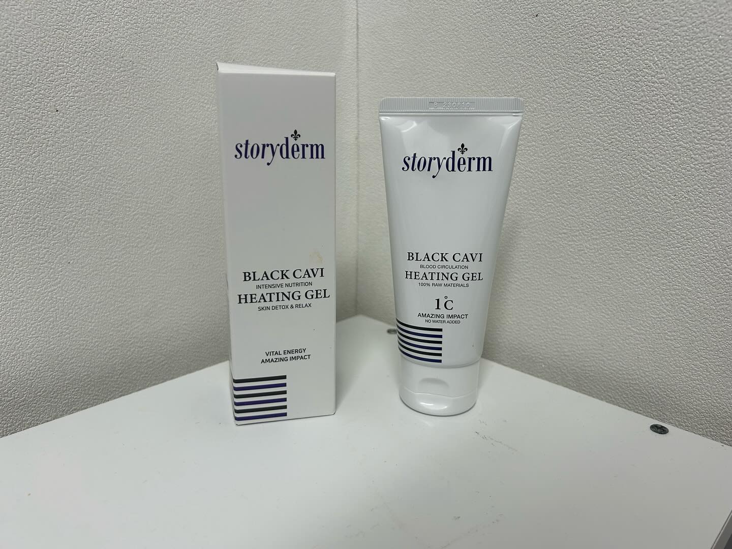 #협찬 storyderm_korea 

피부온도 1도 상승의 어메이징 테라피 👏

✨ 제품명
블랙캐비 히팅겔 
Black cavi heating gel 80ml : 1개

✨제품링크
https://smartstore.naver.com/storyderm/products/9619572277

✨블랙캐비 히팅겔 직접 사용한 점. 

블랙캐비히팅겔은 마치 해양 보물을 닮아, 놀라운 효과를 톡톡히 봤어요~ 피부를 자연스럽게 따뜻하게 해주는 자가열 효과를 가지고 있어요~ 온도를 상승시켜 혈액순환을 촉진하고 근육을 이완시키는 동시에, 피부 속의 노폐물과 모공 속 피지를 효과적으로 배출해주는 역할로 디톡스 효과를 주면서 피부 면역력을 강화시켜줬어요~

먼저, 피부 이완 단계에서는 모공이 확장되고 혈액순환이 촉진되고, 디톡스케어 단계에서는 노폐물과 피지를 말끔하게 배출해줬어요~  마지막 단계에서 영양과 에너지를 충전하여 피부의 회복력을 높여줬어요~ 👏👏

블랙캐비히팅겔은 블랙 캐비어 추출물을 함유하고 있어, 놀라운 효과를 더해줬어요~ 블랙 캐비어는 미네랄, 오메가3, 오메가 6, 비타민, 아미노산 등이 풍부하게 함유되어 있어서 피부의 영양 공급과 보습을 도와주죠~ 이 모든 것이 더해져서 피부가 더욱 활력 있고 건강하게 빛나는 느낌을 받았어요~ 💕

그리고 마지막으로, 블랙캐비히팅겔을 사용할 때는 디톡스 마사지를 함께 해주는 것이 좋아요❤️
얼굴의 주요 혈자리를 자극함으로써 제품의 흡수를 높이고 피부의 신진대사를 활성화 시켜줘서 더욱 빛나는 피부를 경험할 수 있었어요~

(3번이상 사용 후 피부 변화 찍은 사진 입니다👀✨) 

🔖 리뷰플레이스 에서 체험단 선정되어서
  가이드 따라 작성한 리뷰입니다.

#스토리덤블랙캐비히팅겔
 #storydermblackcaviheatinggel 
#히팅마스크팩 #히팅부스팅겔
 #온열마스크팩 #캐비어추출물
#rjung #rjung체험단 #체험단