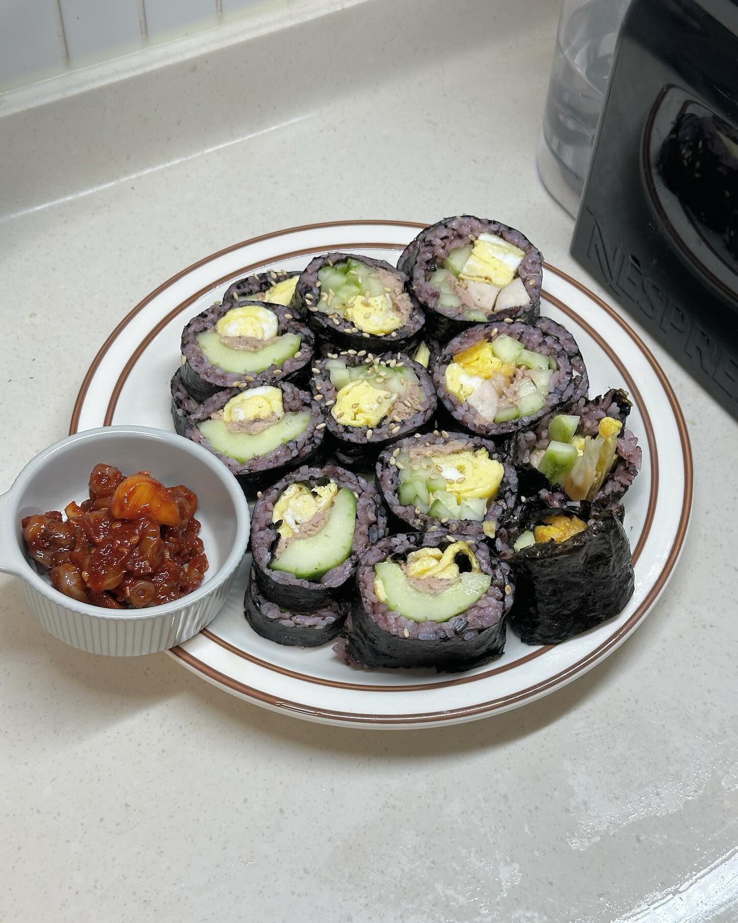 #유잉네_내맘대로김밥

예전부터 오이 속 파내고 만든 김밥이 해보고 싶었는데!
드디어 오이 가격이 착해져서 오늘 했지유~~
오이 파내고 참치캔 밑간해서 낙지젓갈 살짝 얹어서 먹었어요 :)
그나저나 김밥 단단하게 마는 건 3년이 지나도 어렵습니다…🫠

✔️참치 양념
참치 기름 짜서 버리고 레몬즙 한 바퀴, 비건 마요네즈 , 후추 살짝

묵은지가 있었으면 낙지젓갈 생략했을 거 같아요~~
아무튼 제주 가서 엄마도 만나고~ 이틀만 출근하면 또 주말이니까
화이팅호ㅏ이팅
.
.
.
#저녁밥