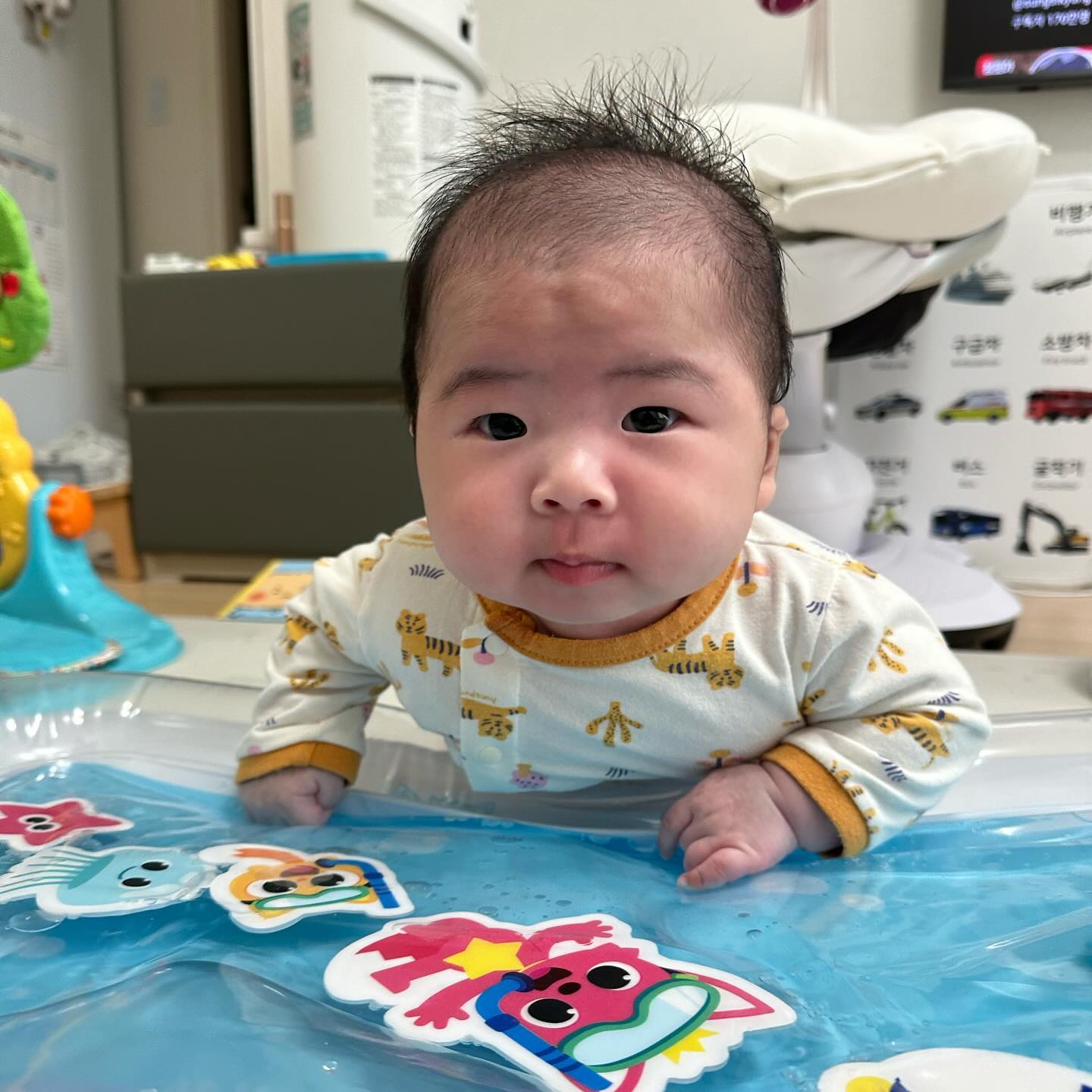 😖어제 몸살투혼하고 다행히 오늘 남편 쉬는날이라 오전에 호다닥 병원가서 주사맞고 약타오고,,🥲
남편 안쉬었으면 어쩔뻔했어..아찔하다..🤔엄마는 아플 수도 없다는 말..이해했다........😭😭아프지망고...🥭