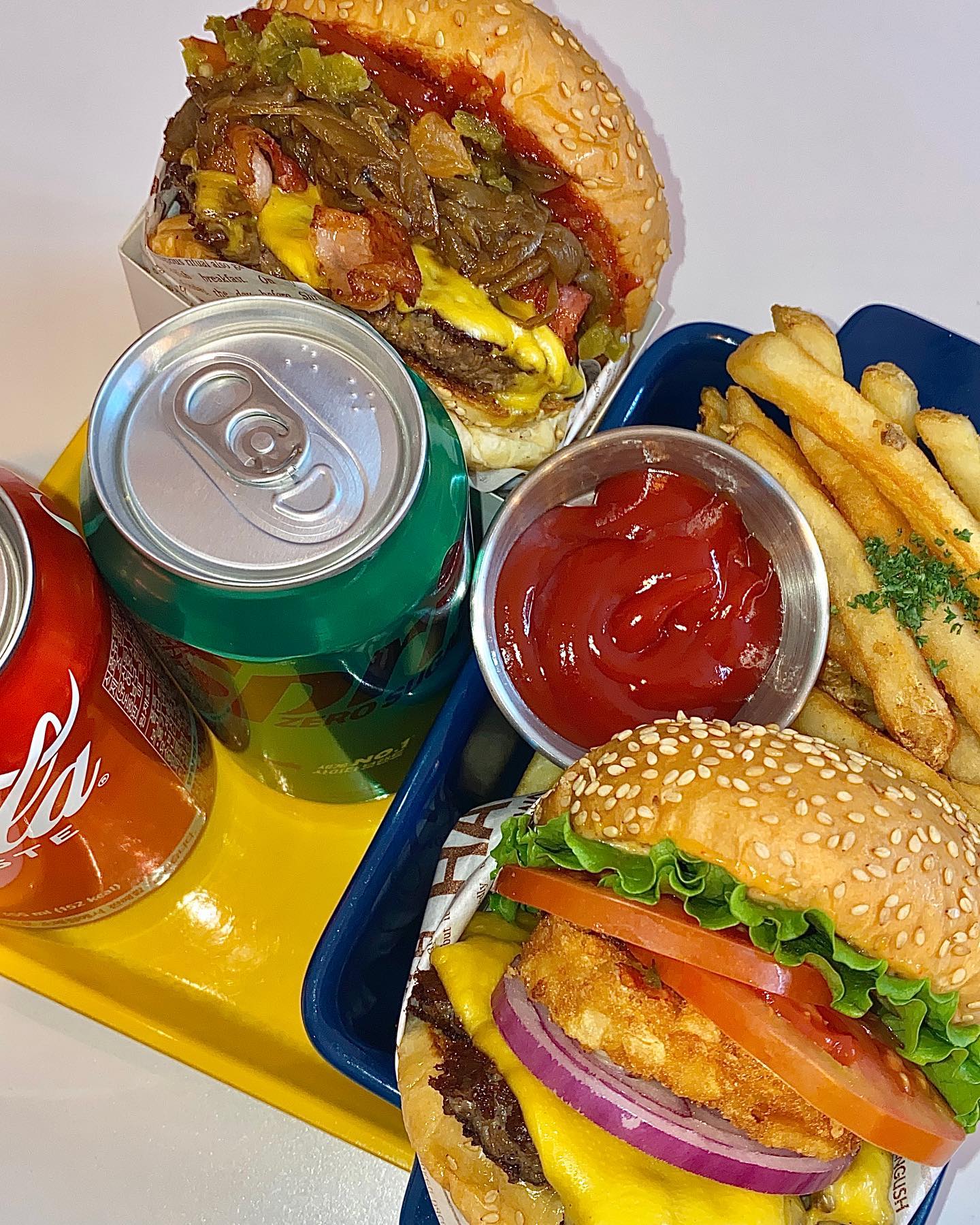 ˗ˋˏ♡ˎˊ˗ 망원 수제버거 맛집 뽀개기!

#협찬 #헤이로라 hey_laura_official 

#헤이로라버거
시그니처 메뉴인 헤이로라 버거!
담백한 빵 + 두툼한 패티 한 입 하면 행복 별거 아니다 〰️
빵이 밀가루 맛이 많이 안 나고
고소한 (?) 맛이 나서 좋았어요 🫶
패티랑 소스도 잘 어울려서 기분 좋게 하나 뚝딱!

#미세스포테이토버거
헤이로라 버거랑 비슷한데
안에 해쉬브라운이 추가로 들어 있어요!
갓 튀긴 해쉬브라운은 정말
바삭바삭하답니다 .. ♥ 
해쉬브라운만 별도로 시켜서 먹고 싶을
정도로 담백하고 기름맛이 안 났어요!

#감자튀김
최근 먹은 감튀중에 젤 맛있었음🥹
맘스터치 초심 버전 감튀임.. 🍟

그리고 무엇보다 전체적으로 사장님이
가게에 애정이 있으시고 친절하셔서
기분 좋게 먹고 왔어요!

내부에 포토존도 많아서 사진 찍기도 굿굿📸