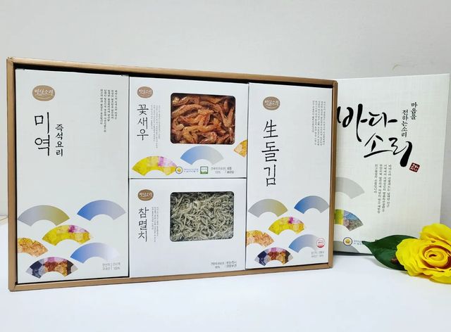 김경희 on Instagram: "#광고 #설날선물세트추천

올해는 설이 빨라서 그런지 벌써 마트마다
명절 선물이 진열되어있더라구요.
매년 고민되는 설 선물인데..
올해는 #바다소리 명작선물세트로 해볼까해요.

요즘 밥상물가도 오르고 뭐 하나 사기 쉽지않은데
가정에서 자주 먹는 것들로 실속있게 구성되어있어요. 

✔️조미하지않고 두번구워낸 곱창생돌김
✔️짜지않고 고소한 남해산 참멸치
✔️저온건조등 특별기법으로 비린내를 잡아준 꽃새우
✔️서남해 일대에서 생산된 부드러운 식감의 미역

부담되지않는 금액대에
쇼핑백까지 알찬 구성으로 가성비까지 좋은 선물세트라 명절 선물로 추천드려요 🤗

🏷구매링크 : https://bit.ly/3UfHNh2

#김선물세트#곱창김선물세트#건어물선물세트#멸치선물세트#종합선물세트#선물세트#명절선물#명절선물세트#명절선물추천#설날선물#설날선물세트#설날선물추천#단체선물#기업선물#거래처선물#임직원선물"