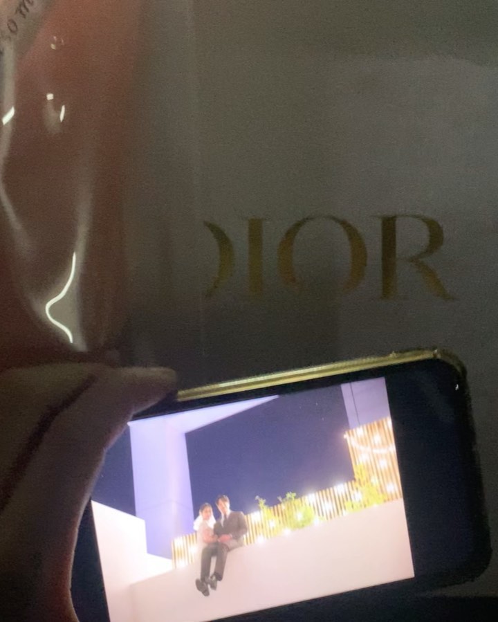 프로포즈 받았어요💓
저진짜 시집가요💍
목소리는 부끄러워서 음소거 했어용☺️

너무울었더니 눈팅팅 
오빠 너무고맙고 항상 곁에서 
나응원해주구 힘나게 해줘서 고마워💓

명품백하나도 없는나에게
신경써서 혼자서 나몰래 이런것도준비하고,
너무고생많았어 사랑해💓

선물받기전 부터울고 ㅋㅋㅋ 
집와서 동영상보고 또울고 행복하다
못나던 날 명품으로 만들어준 

오빠 사랑해 💓

#첫프로포즈 #💓 #디올 #카로백스몰 #우리오빠픽 #너무이뻐 #할머니 #되서도 #들고 #다닐게 #😍 #사랑해 #오늘 #너무 #행복한날 #4월23일 #저가요 #🥰 #ㅎㅎ #우리오빠 #허리 #휘것다 #💓 #고마워 #내명품 #건이 #💓