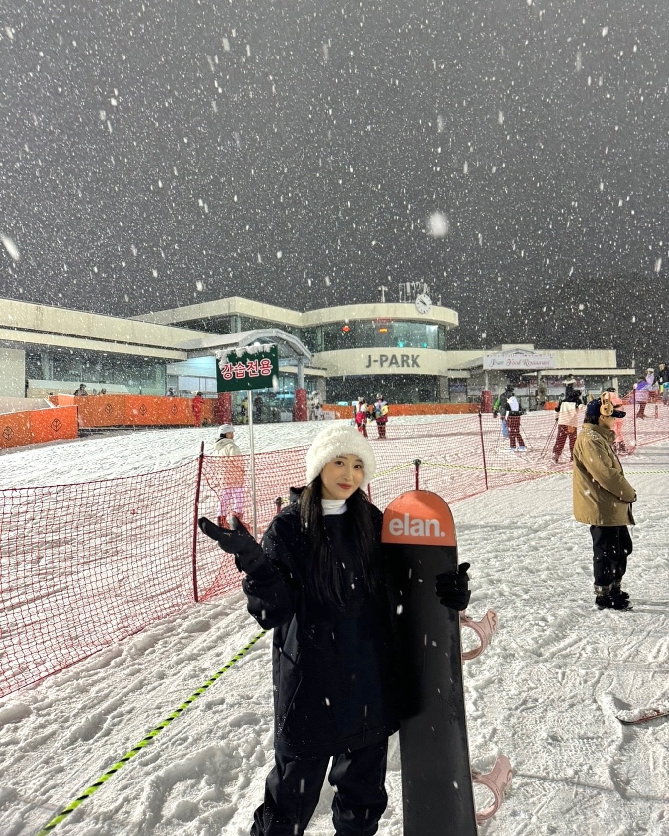 내 키 만한 보드 🏂
눈도 너무 이쁘게 내려줘서 짱 좋아뜸 ☃
또 갈거야 !!!