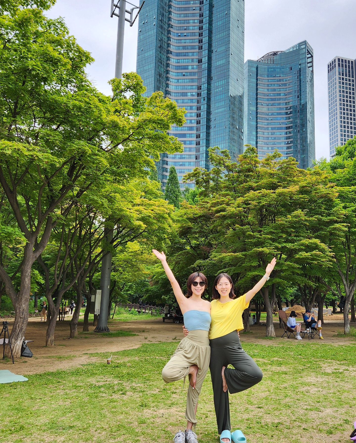 #오늘도요가하나
토요일 오전  일찍☀️야요를 위해
서울숲에 모인 아름다운 사람들♡

#스토리요가 의
예쁜 요가복을 입고 편안한
동작 하나 하나 따라가다보니

등을 타고 흐르는 땀방울과
햇살에 따끈해지는 몸 의 열기
숲에서 부는 선선한 바람. .

온 몸의 세포를 깨우는 시간
내게는 힘들고 어려운 동작도
그저 할수 있는만큼만 조금더
나아가는게 도.전. 이지 않을까

마음의 힐링과 깊은 평안이
되어준 #서울숲야외요가

뱃속의 둘째와 함께 애써주신
#하나요가 원장님 감사합니다^^

선물로 주신 #메타포레선크림
소중하게 사용할게요~~~

yoga_hana.studio
yoga_hana.k

#20240525
#야외요가클래스
#오늘도요가하나 
#예쁜요가복
#스토리요가
#메타포레
#yoga
#서울숲공원