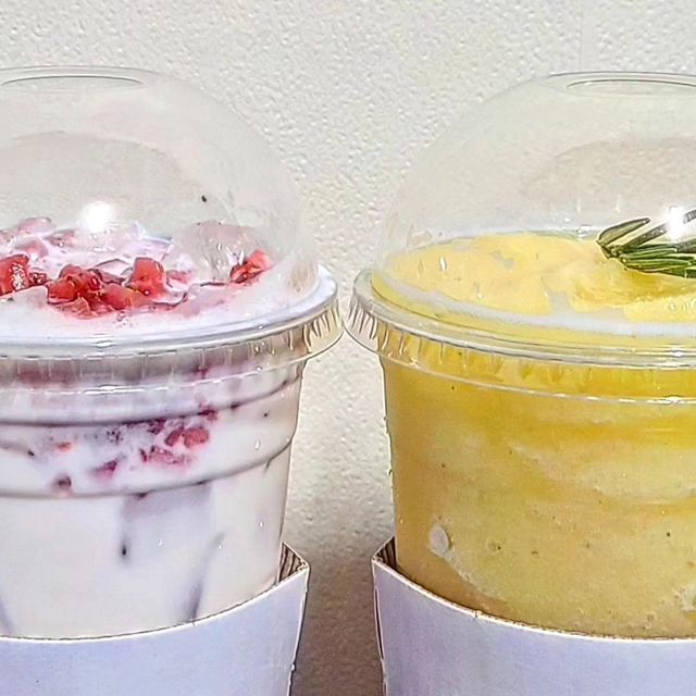 삐그 _ 대구맛집 | 경산맛집 | 여행 | 캠핑 on Instagram: "🎈#협찬 경산 #매머드커피 🎈 ✔ 딸기듬뿍라떼 ✔ 딸기골든키위스무디 ✔ 딸기망고스틴티 ✔ 치즈폼밀크티 ✔ 바스크치즈케이크 ✔