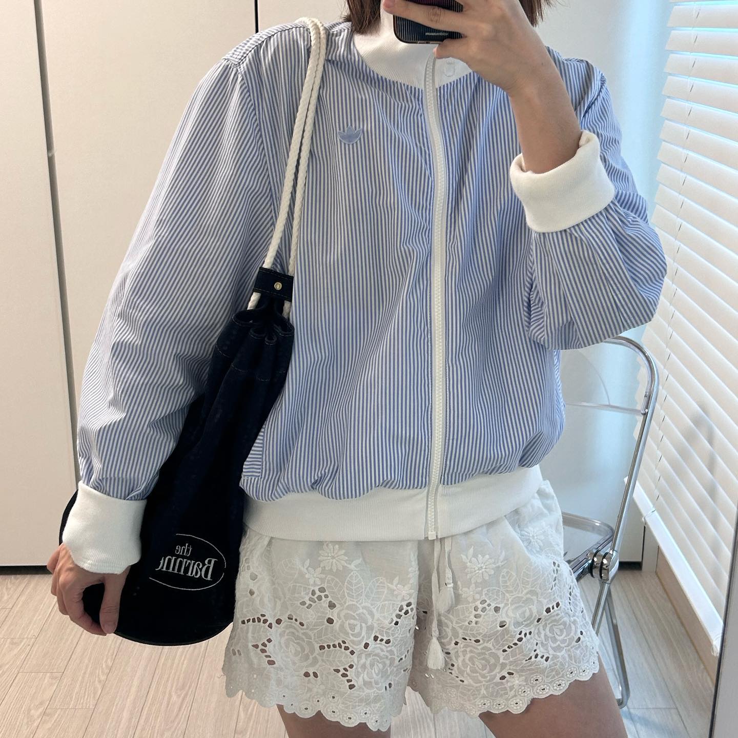 #sentipit_ootd 자유로운직장인데일리룩
-
날 좋은 가을 주말룩🤍
10년전쯤 산 레이스 바지 다시 꺼내입어봄

▪️jaket : originals_kr 
▪️bag : thebarnnet