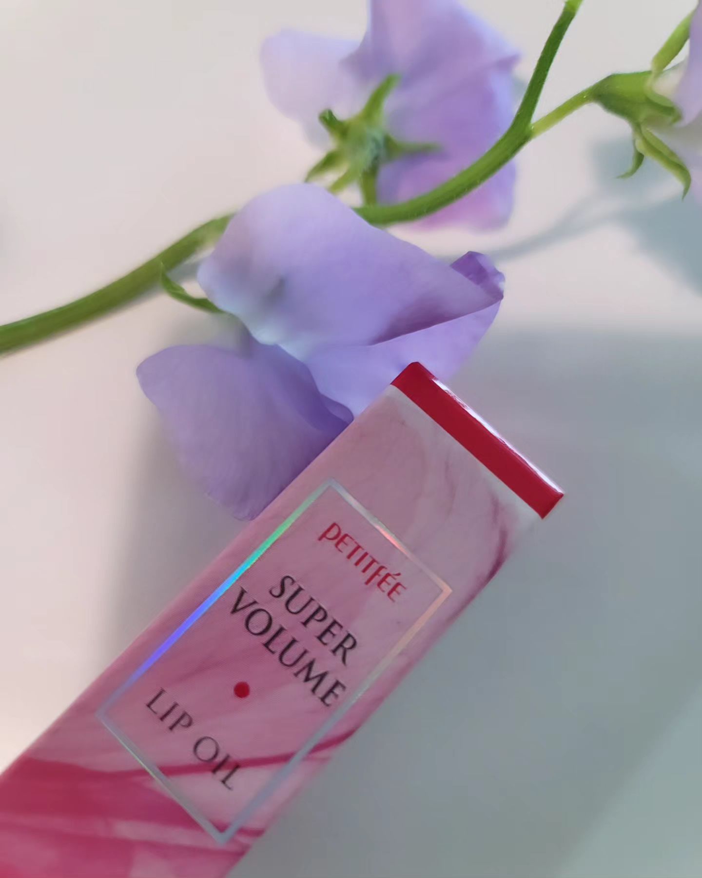 🌷부부피부 #광고 petitfee_official  쁘띠페 수퍼 볼륨 립오일

🍓 탕후루 인기는 좀 시든것 같은데
탕후루 스타일 립은 여전히 인기네요^^
오늘은 부담스럽지 않은 광택의
립 오일입니다.

☝️ 쁘띠페 수퍼 볼륨 립오일은
볼륨감과 광택 그리고 건조한 립을
동시에 관리할수 있어요.

✌️ 향은없어 너무 좋았구요
이거 하나로 촉촉한 각질관리까지
되니 넘 편했어요. 립밥 따로
안발라도 됩니다 👏👏

👌 너무 부담스럽게 번쩍거림 좀 그런데
적당한 광택이 맘에 들었구요
실리콘 팁이 위생적이고 밀착되게
바르기 좋았습니다.

👍 컬러가 데일리로 쓰기 딱 좋은
자연스러운 컬러고 플럼핑이지만 
화하지 않아 손이 많이
가겠네요~ 추천합니다^^

#15그램#15그램뷰티#15그래머#쁘띠페#petitfee#수퍼볼륨#플럼핑#립오일#lipoil#탕후루립#립케어추천#입술각질관리