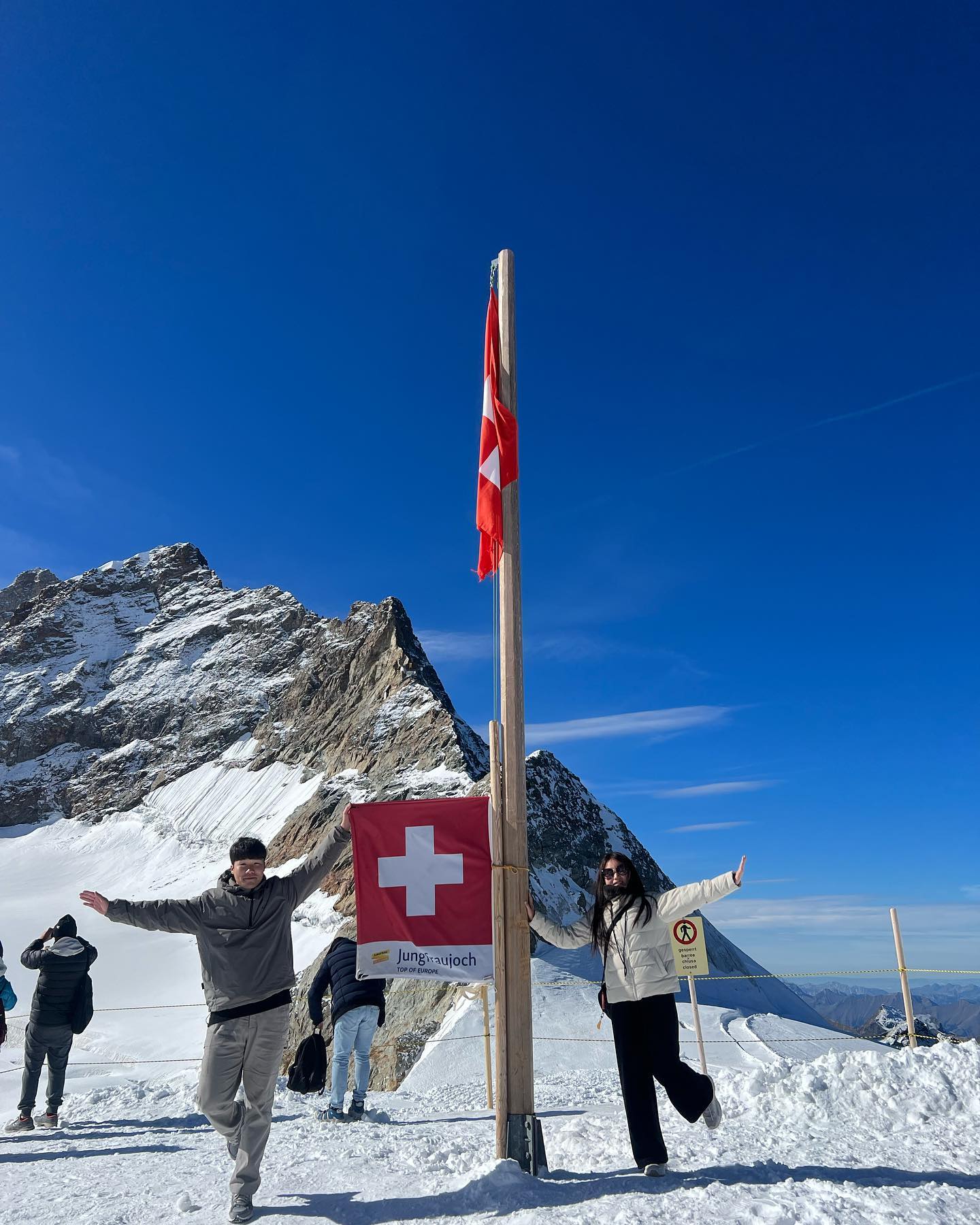 🏔️융프라우🏔️

사진으로 담을 수 없는 너무 예쁘고 굉장헸던 융프라우!
성호가 아니였으면 몰랐을 곳인데 덕분에 버킷리스트에 “융프라우 한번 더 가기”가 생겼다😆

융프라우 아래에 있는 마을 곳곳마다 너무 예뻤고 시간만 있었다면 구석구석 구경했을텐데 두번째 갈때 구경해보기로 했다
날씨도 좋았고 생각보다 따뜻했고 평생 잊을 수 없는 곳이다🩵

고산병은 지옥이였지만 그럼에도 불구하고 한번 더 갈거고 그땐 고산병약을 미리 먹어야겠다ㅋㅋㅋ
