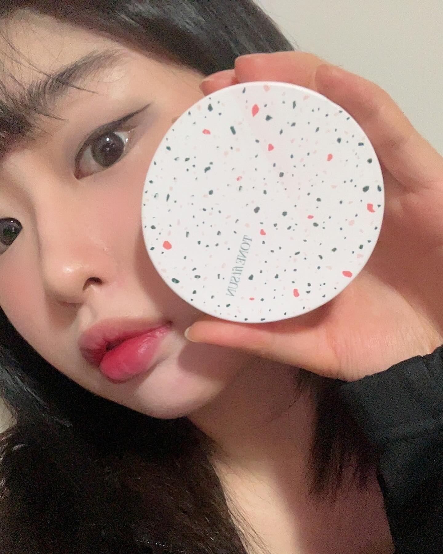 #협찬 톤핏선 비건 파데프리 핑 테라조쿠션 SPF50+ PA+++

화사한 피부 톤업 &모공 커버 파데 프리 쿠션 제품제공을 받았어요! 일주일 사용 해 본 후기를 들고 왔습니댜!

0. 1겹 톤 결보정에! 끈적임 없이 얇고 가볍게 피부와 모공을 커버하는 파데프리 선쿠션이랍니다!! 사용해보면서 느낀건! 모공 끼임이나 들뜸없이 없어 수정 메이크업 용으로 사용하기 좋았던거 였어요! 아침에 파운데이션 바르긴 귀찮구 화장은 해야겠구,,, 이런 고민을 가지고 있던 저에겐 너무 좋은 제품이었습니다!
바르는 순간 촉촉하게 피부를 감싸주고 픽싱되며 원래 내 피부처럼 밀착되어 은은한 속광은 살리고 겉은 산뜻 보송하게 마무리되는게 너무 좋았어요! 

톤핏선만의 자연스러운 톤보정, 화사한 피부 표현이 가능한 최적의 컬러 배합 기술로, 어떤 피부에도 화사하게 보정이 된다구 해요!

또한 24시간 밀착되어 있던 점이 정밀 좋았어용! 요즘 완전 파데프리로 돌아다니고있는데 만족만족!

위에서 말했듯 끈적임이 없어서 덧발라도 뭉치거나 밀리지 않아 수정 메이크업도 용이했고 피부가 답답한 느낌이 들지않아서 무엇보다 좋았던 것 같아요

또 쿠션 패턴이 너무 귀여운 것두 합격입니다!!!
SPF 50+ PA++++ 지수 쿠션이라 자외선두 차단해주니 바쁜 아침 썬크림바르구 파데바르구 하는 시간을 완전 줄여서 잠을 5분이라두 더 잘 수 있습니다 헤헤

요즘에 비건 제품 많이 찾는데 요 제품 비건제품이라 또 추천해욥

은은한 광두 예쁘구 보송보송한것두 맘에들었던 쿠션이었습니댜아

#제품협찬 #톤핏선 #테라조쿠션 #핑베톤업 #결광매트 #파데 프리 #톤업쿠션 #톤업선크림