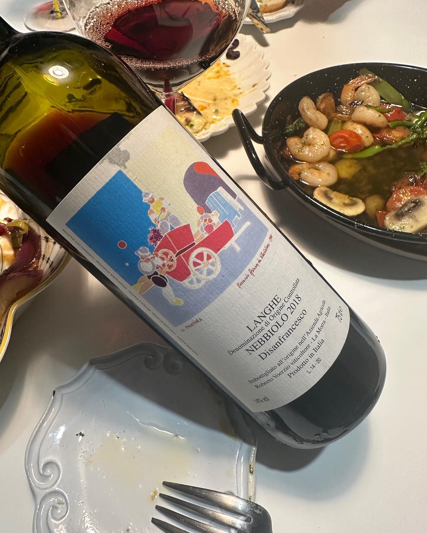 Roberto Voerzio Disanfrancesco Nebbiolo 2018~🇮🇹
​
- 로베르토 보에르지오 랑게 네비올로 디산프란체스코​
- Italy > Roberto Voerzio​
- 빈티지: 2018
- 품종: Nebbiolo​
- 비비노 평점: 4.2
​
산지오베제 만큼 좋아하는 품종인 네비올로 입니다.👍
​
레이블도 귀여운 이 와인의 생산자는 '좋은 포도밭 없는 훌륭한 와인은 없다.'는 철학으로 와인을 만든다고 하네요.
그만큼 상당히 품질이 좋은 것이 느껴집니다.😍
​
적당한 산미에 부드러운 질감과 향이 참 좋은 와인이었네요.🤗
​
할인하면 또 사야겠어요~🔥🔥🔥
​
#Wine #RobertoVoerzioDisanfrancesco #Nebbiolo​ #Vintage2018 #Italy​​ #와인 #로베르토보에르지오
 #디산프란체스코​ #18빈 #이탈리아와인 #네비올로 #와인기록 #와인추천 #와인러버 #와린이 #레드와인 #레드와인추천 #와인스타그램 #비노블랙와인 #비노블랙레드와인