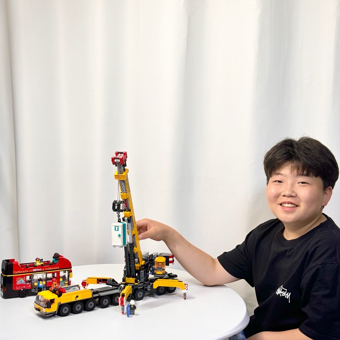 #광고 지만 레고에 진심인 아이 👦
legokorea_official 

우리 아들은 레고를 너무너무 좋아해요❤️
정말 한번 빠지면 헤어나오질 못하는 
레고에 진심이라는거~~

레고 내에서도 큰 인기를 끌고있다는
#레고시티 신제품을 만들어보았는데요

아이들이 좋아하는 경찰,소방,우주, 등 다양한 이야기를 
담고 있어서 재밌는 놀이 및 역할 놀이는 물론 
창의적으로 이야기를 만들면서 몰입감을 선사해주며
아이의 호기심을 일으켜 미니피겨를 통한
다양한 놀이로 아이의 사회성 증진에도 도움이 되는
레고 베스트 셀러인 이유를 알겠더라구요

실제 모델을 모티브로 제작되었으며 
레고 시티 제품만의 특색있는 디테일로 
활동적인 아이들의 무한한 상상력을
펼치기 적합한 레고시티 60409 +레고시티60407

주말 내내 만들고 부시고 반복하더니 크레인과 이층 관광버스가 너무 진짜같다며 ㅋ 

지지다리를 펼치고 운전실을 회전하고 
호이스트를 작동할 수 있는 사실적인 기능이 가득한
레고시티 #노란색이동식건설용크레인 
미니피겨 5개로 재밌는 시내관광 모험을 떠날 수 있는
레고시티 #빨간색이층관광버스

만드는 동안 어찌나 행복해 하던지
좋아하는 모습을 보니깐 역시 아이한테 레고는 찐 사랑이 
맞는거 같아요!

상상력 가득한 역할 놀이와 이야기 창작을 즐길 수 있는
레고시티60409+레고시티60407
아이들 선물로 쵝오인거 같아요 👍

#레고시티시리즈 #레고선물 #레고시티60409
#레고시티60407 #레고베스트셀러 #자동차장난감
#역할놀이 #아이놀이 #실내놀이 #선물추천
#레고타임 #초등학생장난감 #13살장난감
#아이선물추천 #아들선물
